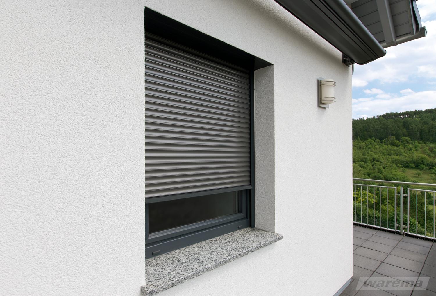 Rollladen an einem Haus in Westerwalbesloh, Gütersloh OWL. Handwerkliche Montage von Sonnenschutz und Insektenschutz.