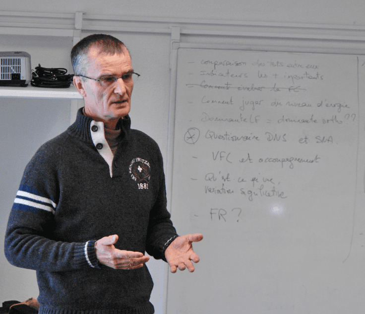 image d'une femme et un home qui discute en salle de réunion