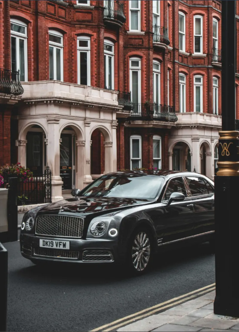 Bentley Mulsanne vor Stadtpalais – Luxusfahrzeug Versicherung | Lions Group