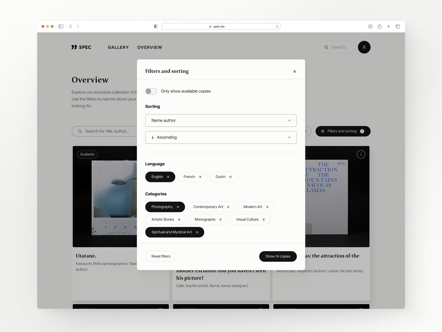 Een screenshot van de "SPEC" website-interface met een geopend "Filters and sorting" modaal venster. Het venster bevat opties voor sorteren (op auteur, oplopend), taalkeuze (English geselecteerd) en diverse categorie-tags zoals Photography en Contemporary Art. Op de achtergrond is een vage gridweergave van kunstboeken zichtbaar.