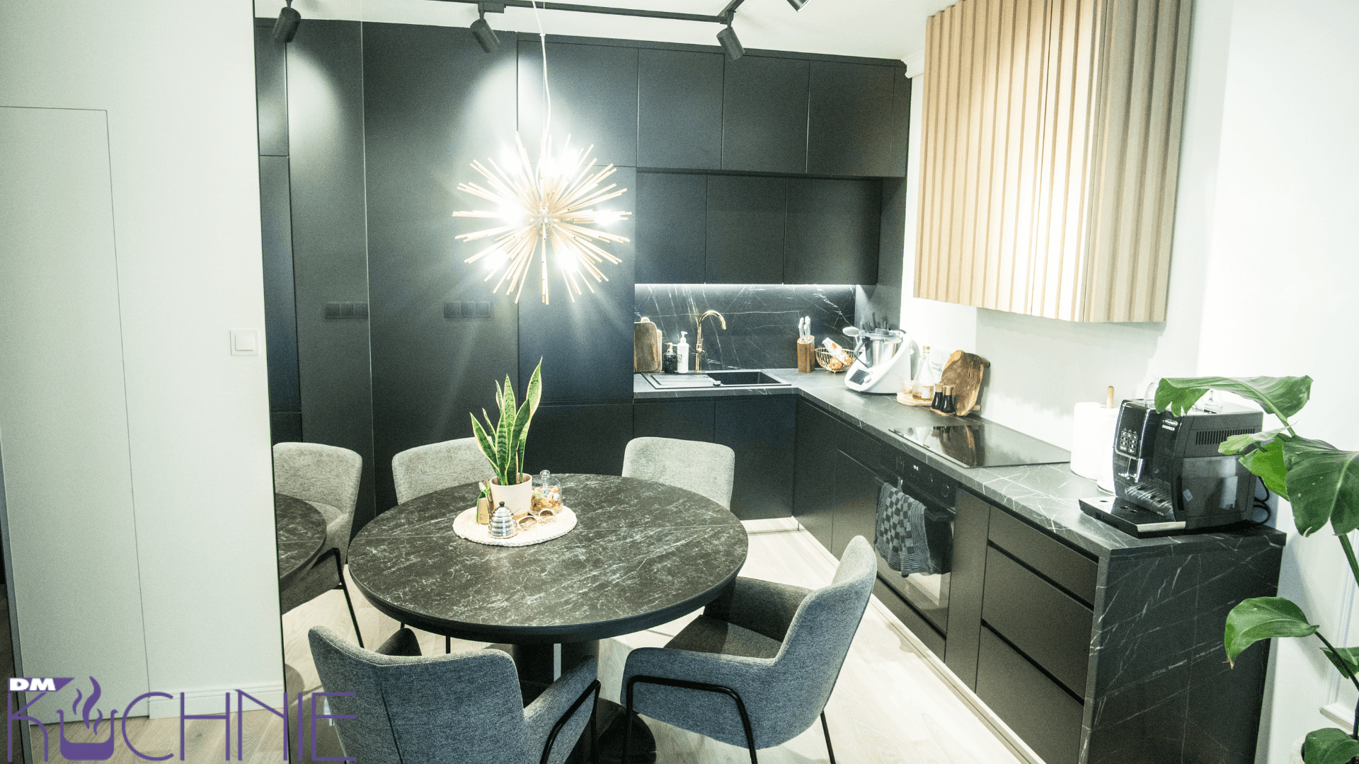 Ciemna kuchnia z jadalnią i zabudową meblową w nowoczesnym wnętrzu, realizacja na wymiar w Warszawie