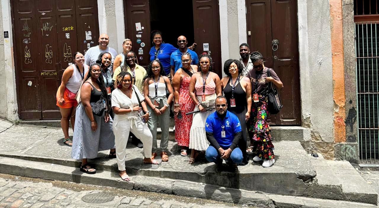 Grupo de pessoas fazendo roteiro turístico