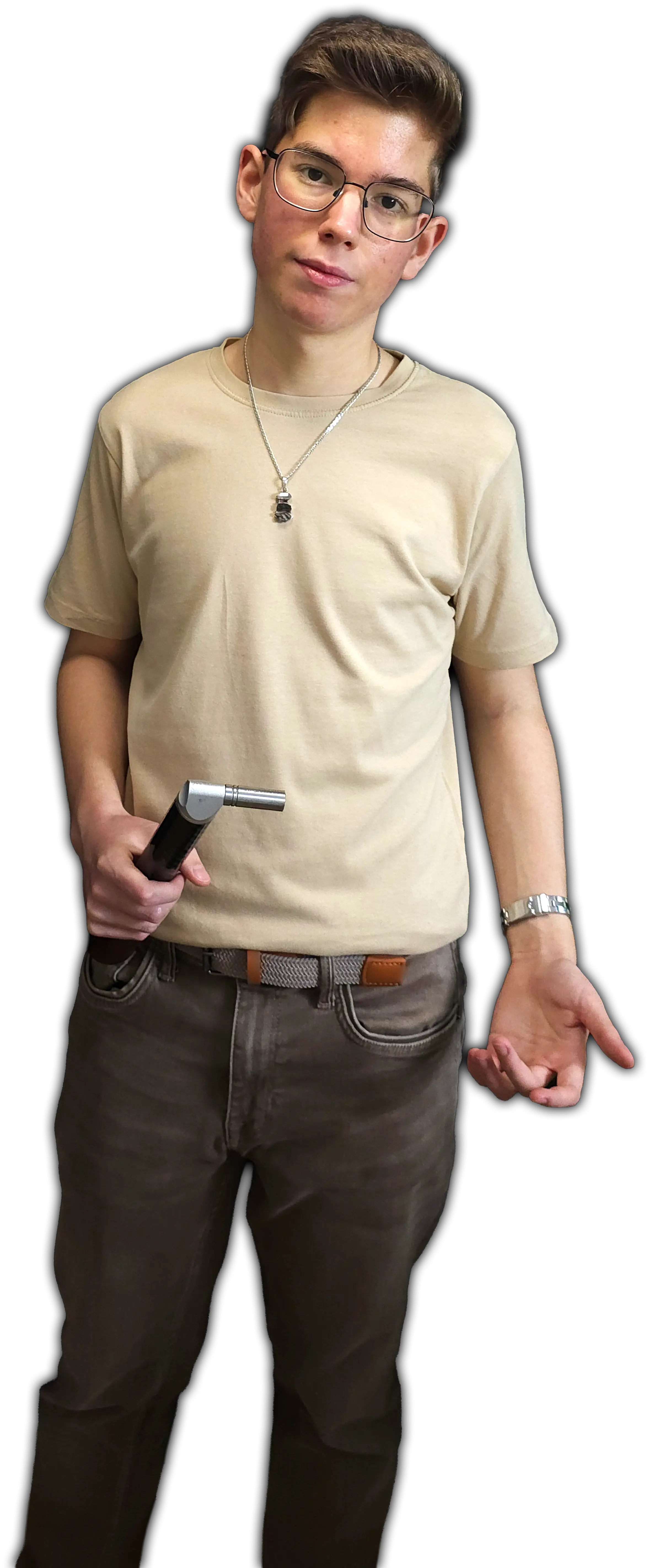 Ganzkörper-Porträt eines von Adin Rrahmani vor transparentem Hintergrund, der eine Brille, ein beigefarbenes T-Shirt, eine dunkle Hose mit Gürtel, eine Halskette und eine Armbanduhr trägt. In der rechten Hand hält er einen Klavierstimmhebel (T-förmiger Stimmhammer mit schwarzem Griff und metallener Spitze), die linke Hand ist leicht geöffnet und fragend zur Seite gehalten, der Kopf ist leicht geneigt und der Gesichtsausdruck wirkt ruhig und neutral.