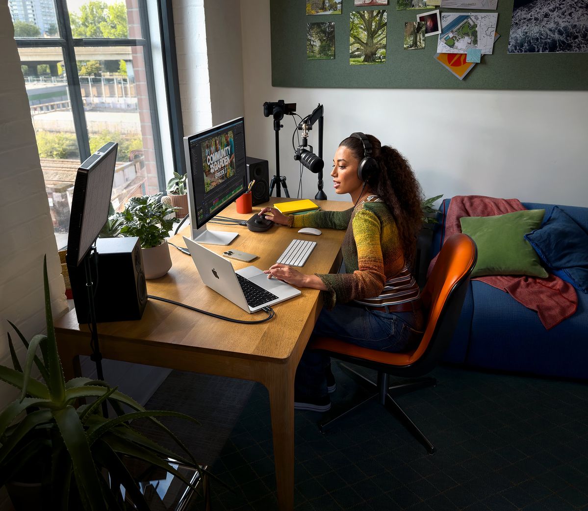 Jeune femme qui travaille sur un ordinateur dans une chambre
