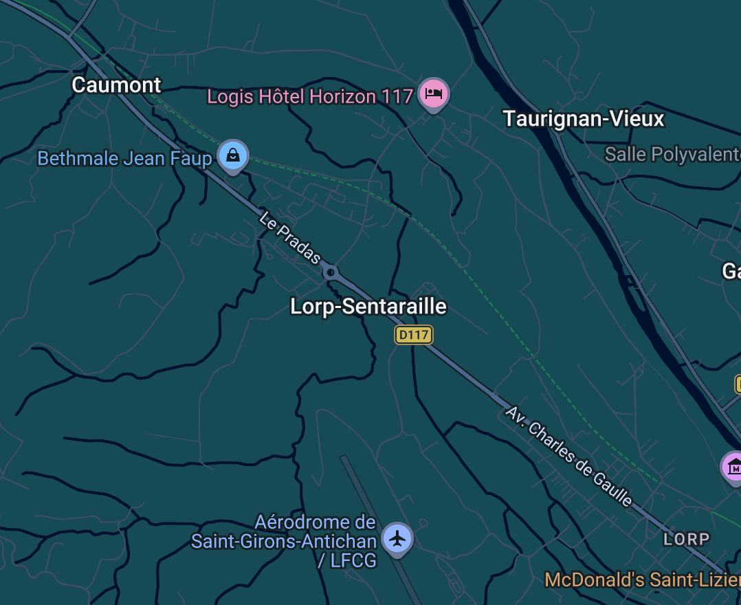 Maison en pierre de Sentaraille avec toiture en tuile canal entretenue par SG Rénovation Toiture