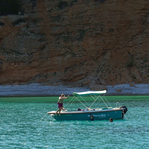 適合全家一起享受海上一天的租船。