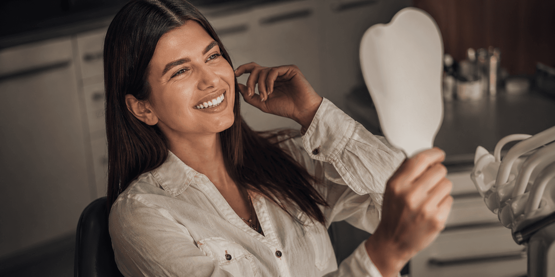 paciente satisfeito vendo seu novo sorriso no espelho