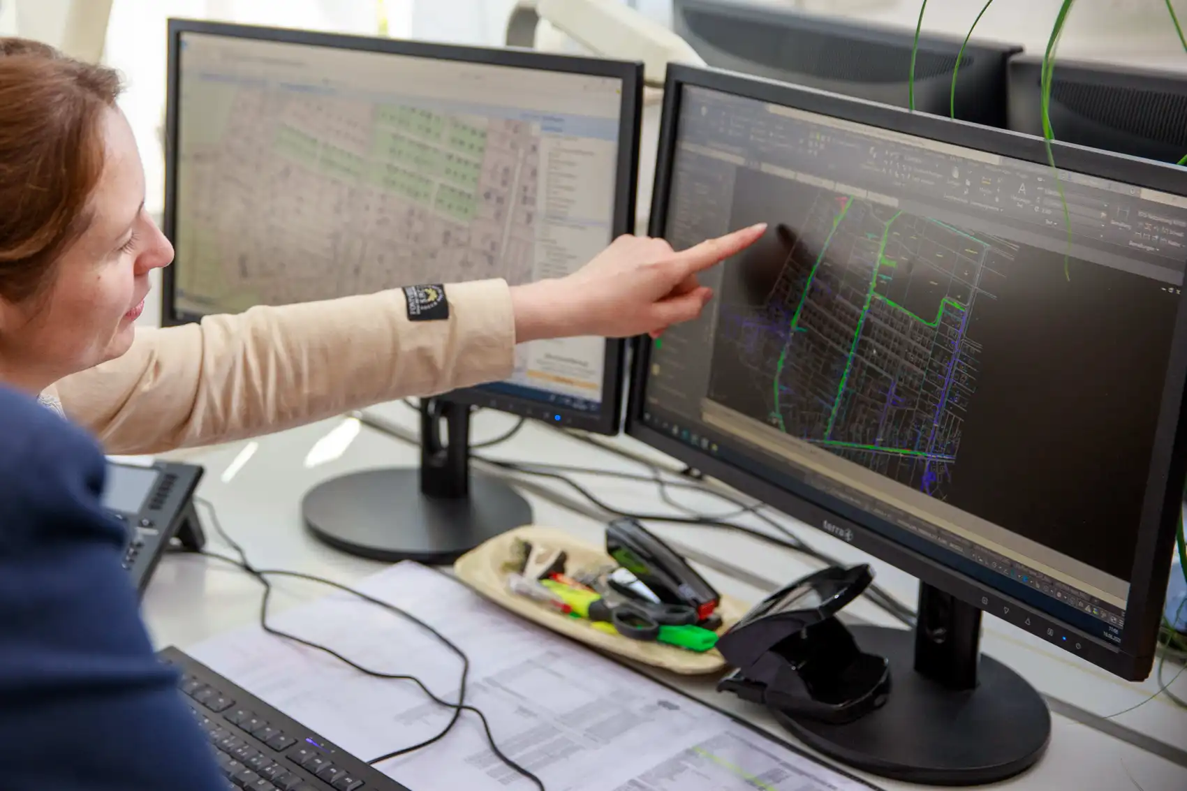 Zwei Brömer Mitartbeiter beim spielen am Kickertisch