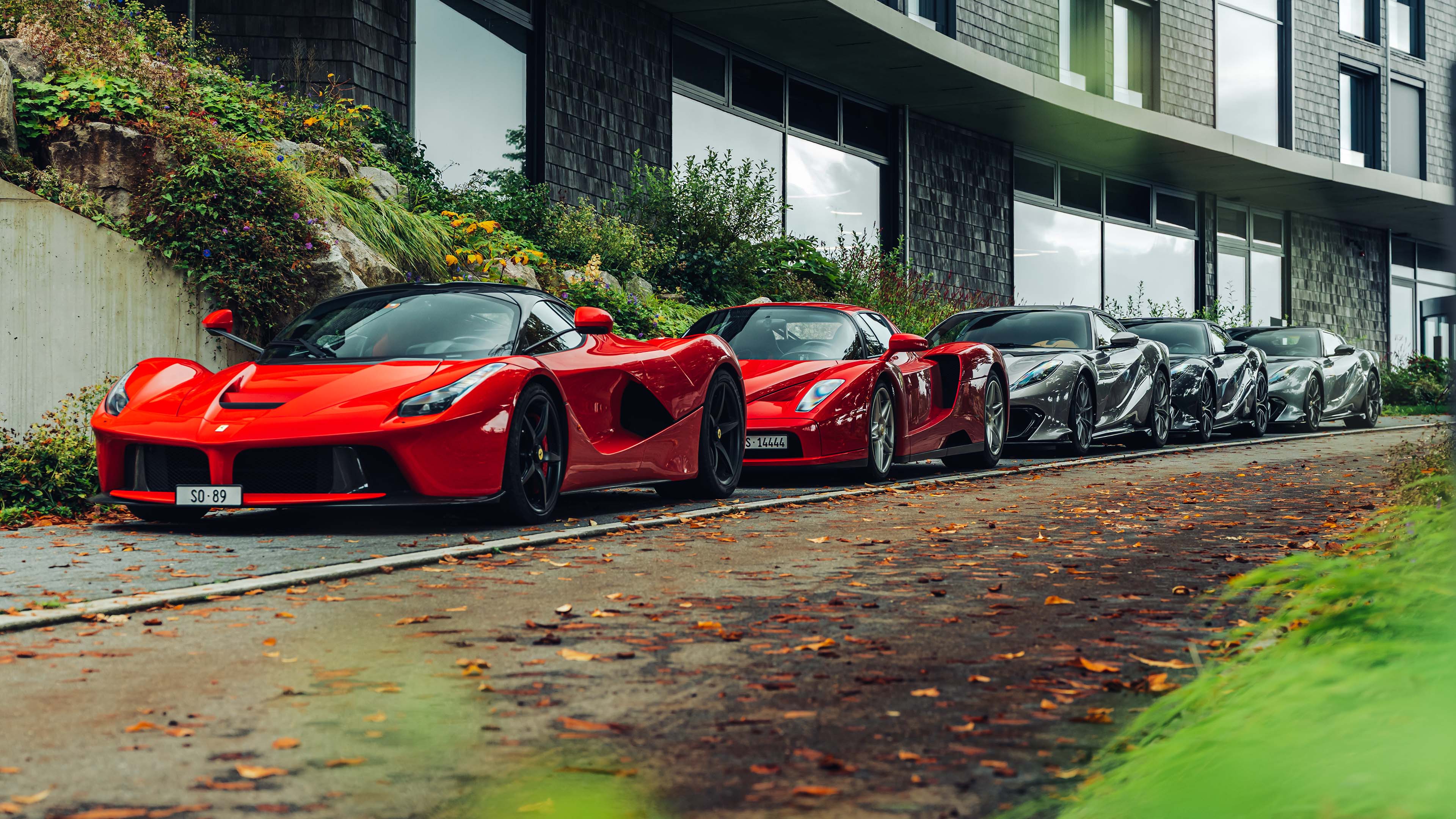 Foto di ferrari hypercar parcheggiate