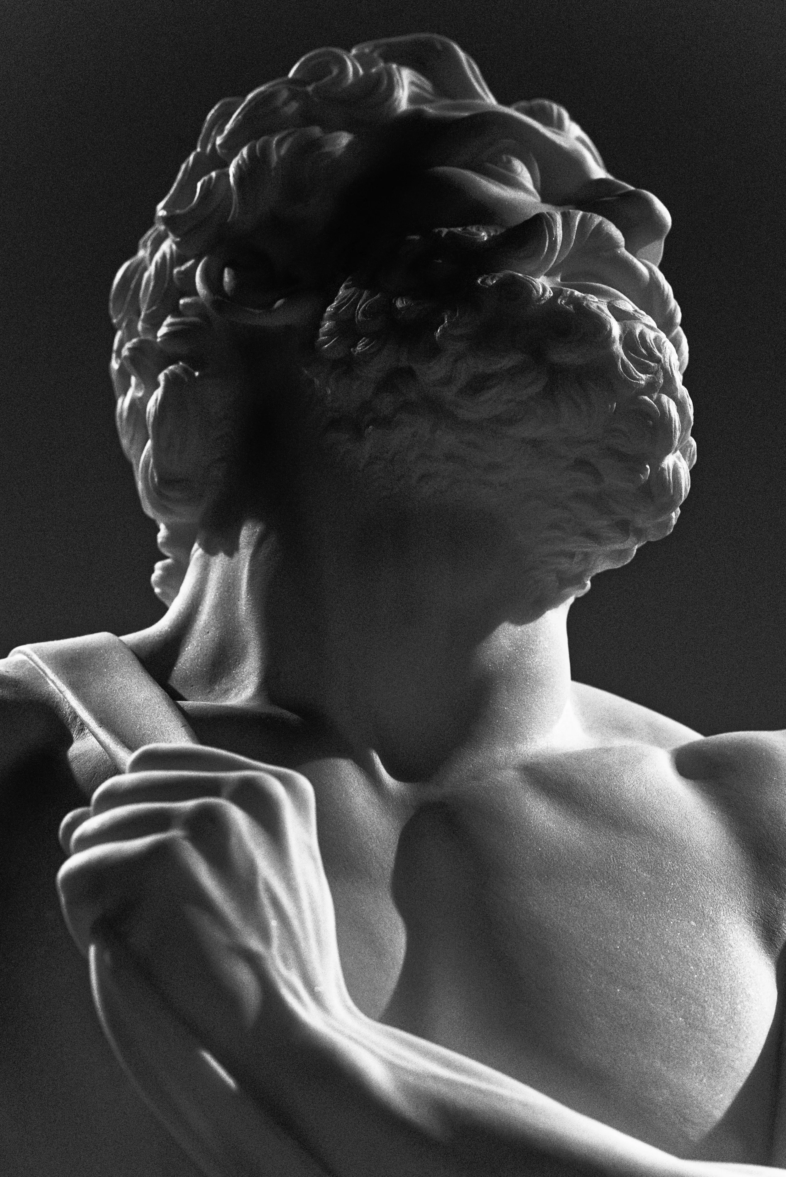 Photographie de sculpture à la pose expressive et à la composition en faisant une oeuvre d'art différente, en deux dimensions