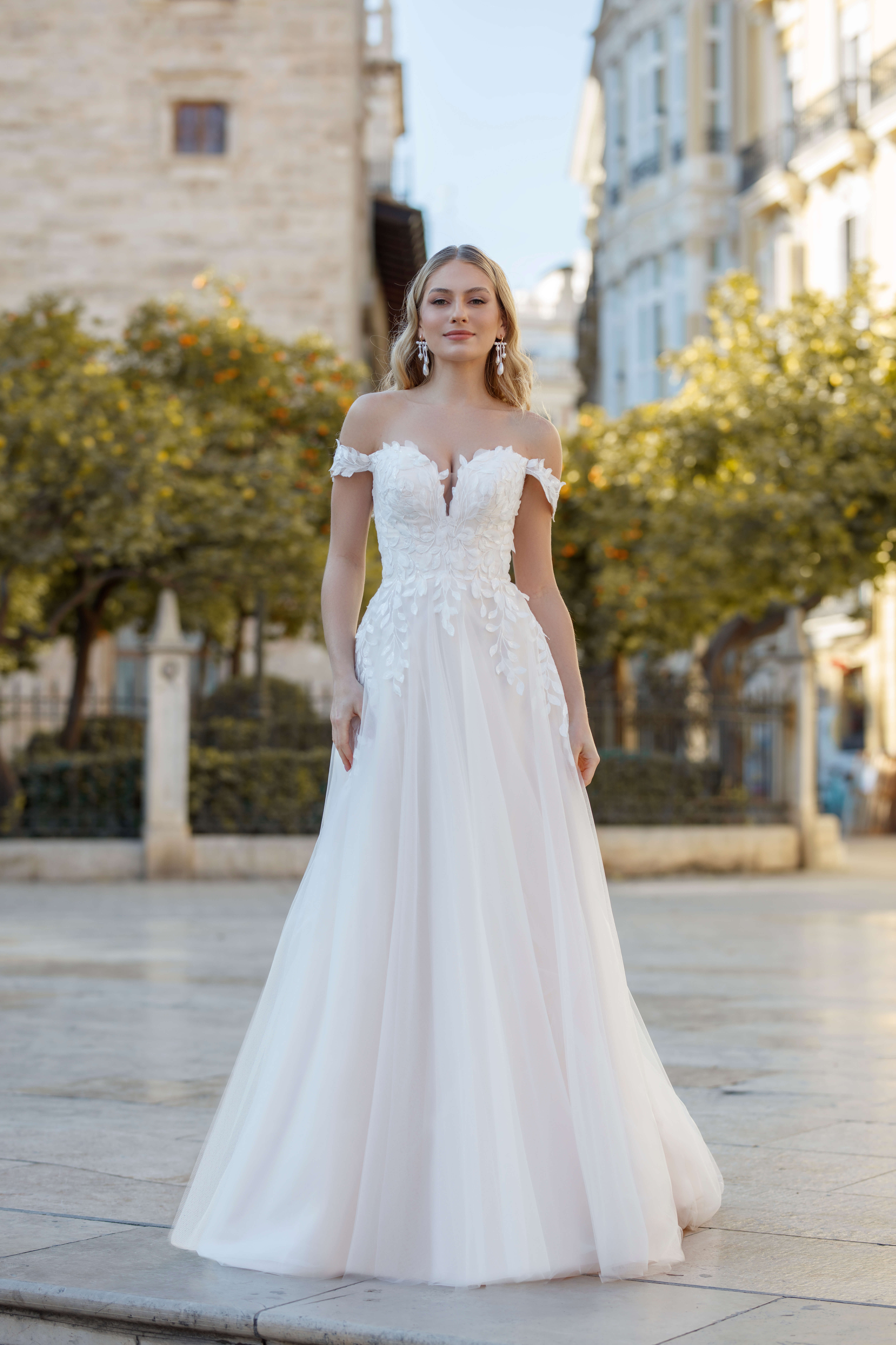 Carmen-Ausschnitt Brautkleid mit klarer Formgebung