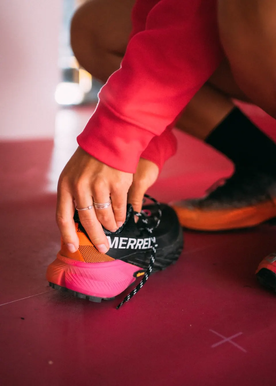 Zoom sur une chaussure merell tenue par une personne