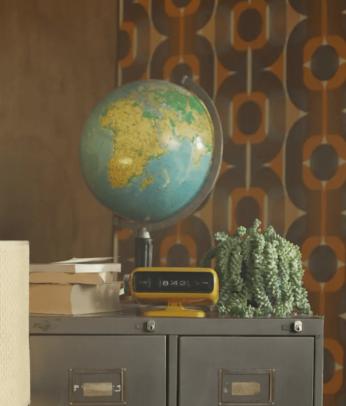 Globo terrestre e objetos retrô representando o início da história da agência em 1979