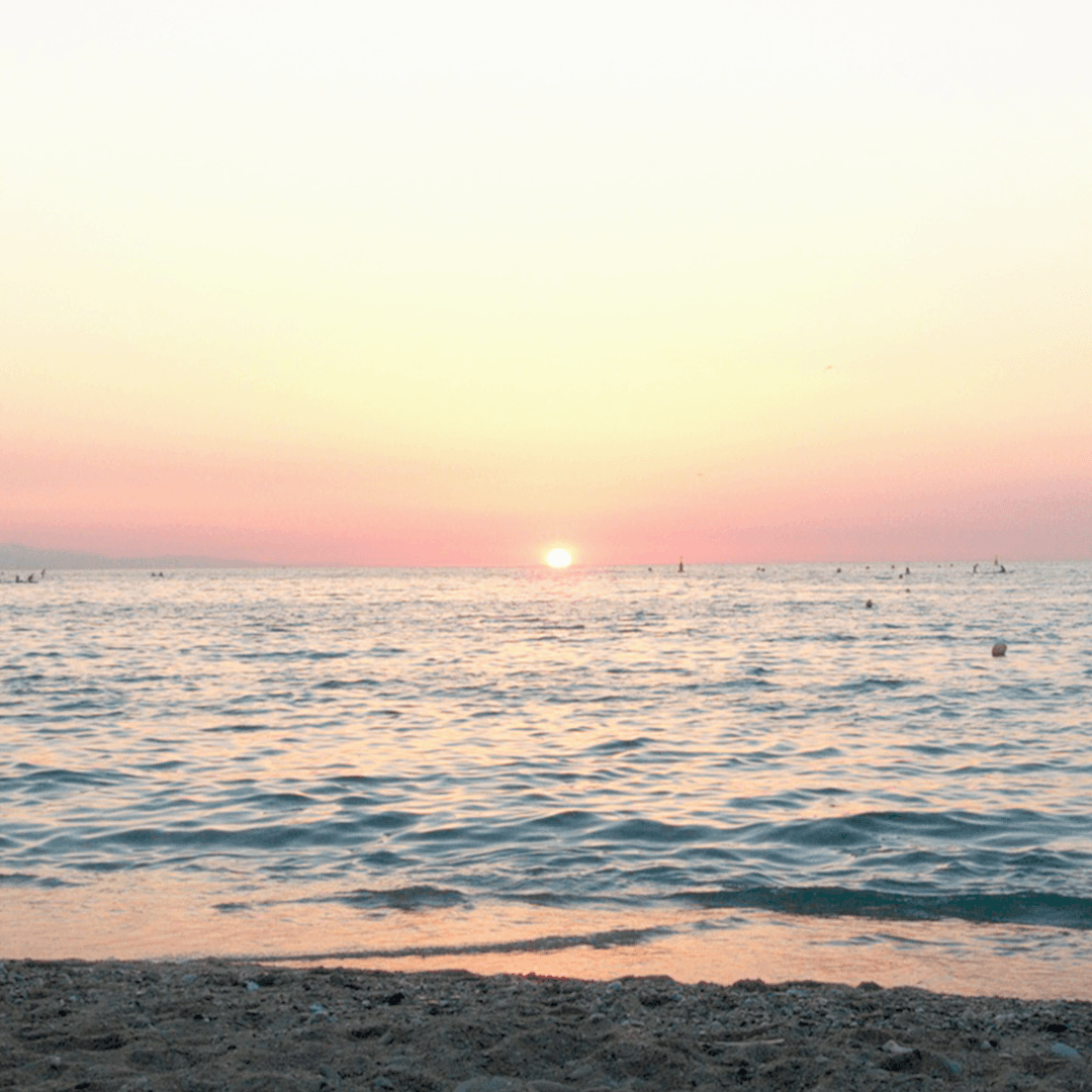 Prachtig strand van Barcelona met uitzicht op de zee, perfect voor ontspanning onder de Spaanse zon.