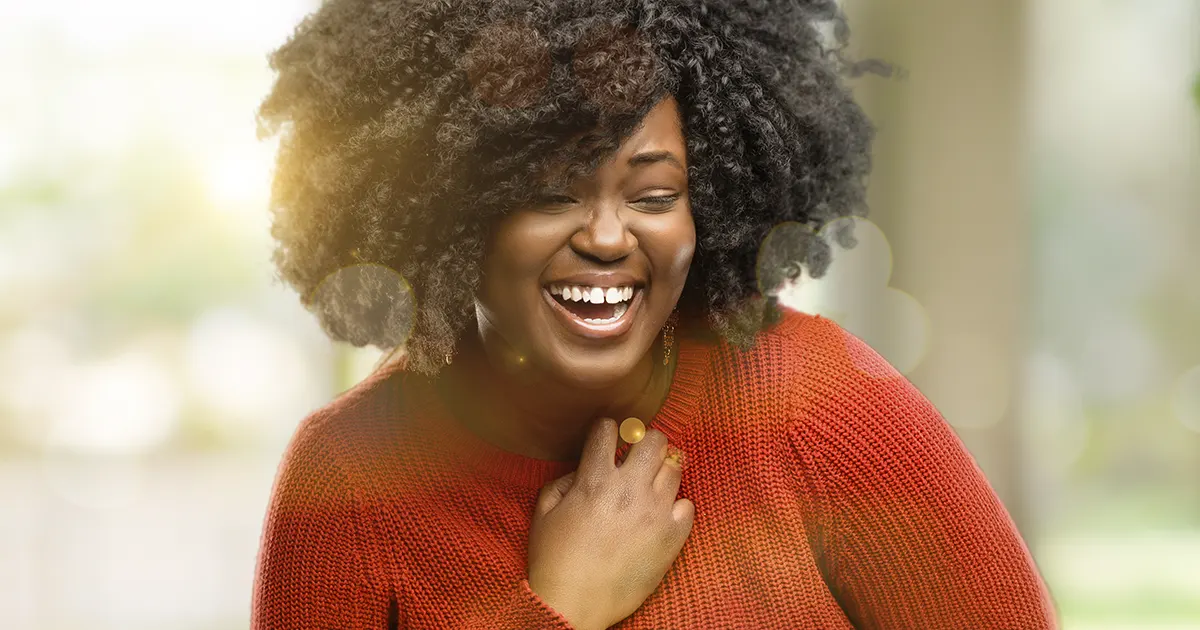 Bilde av en glad kvinne i 30 årene.