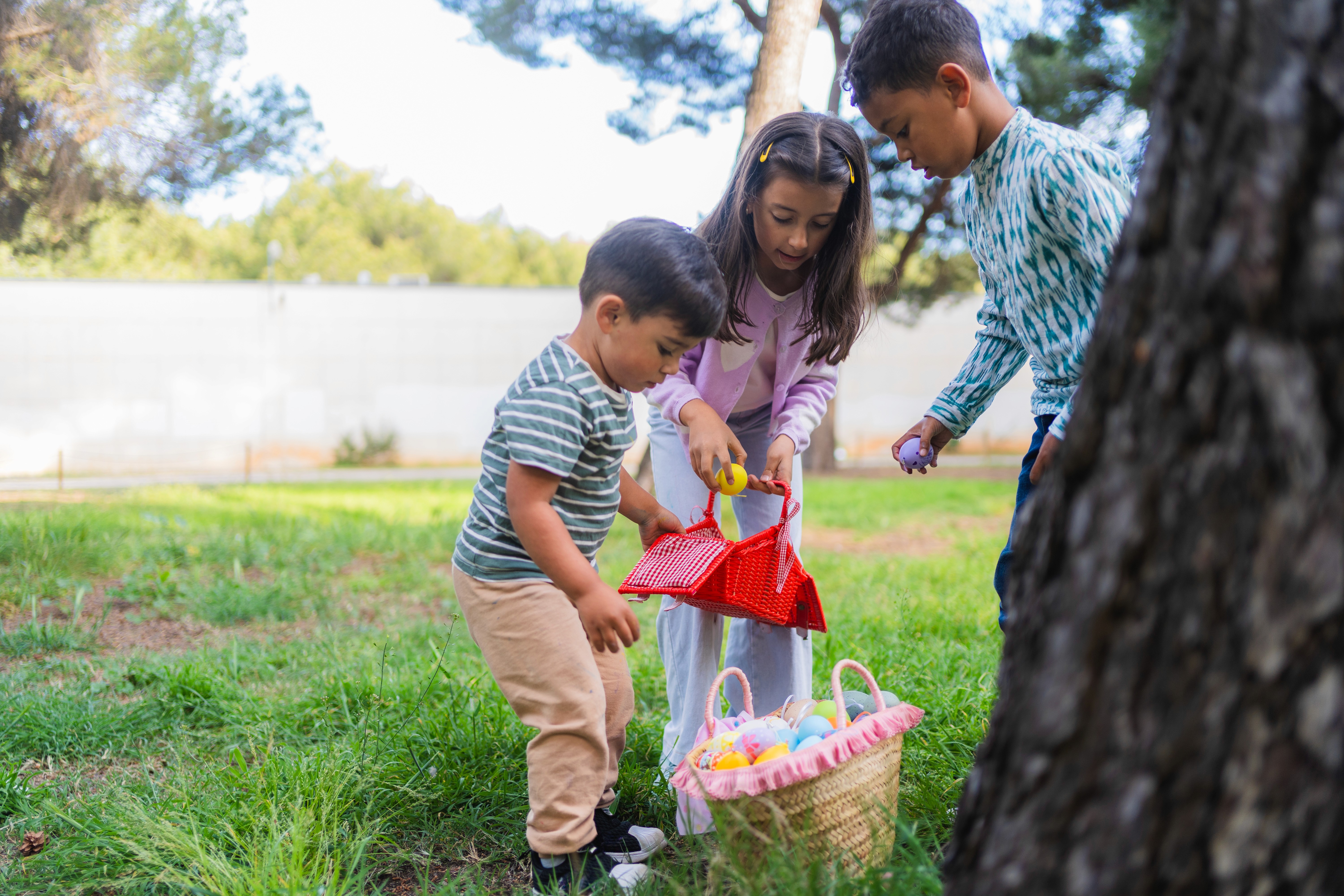 Kinder suchen Ostereier