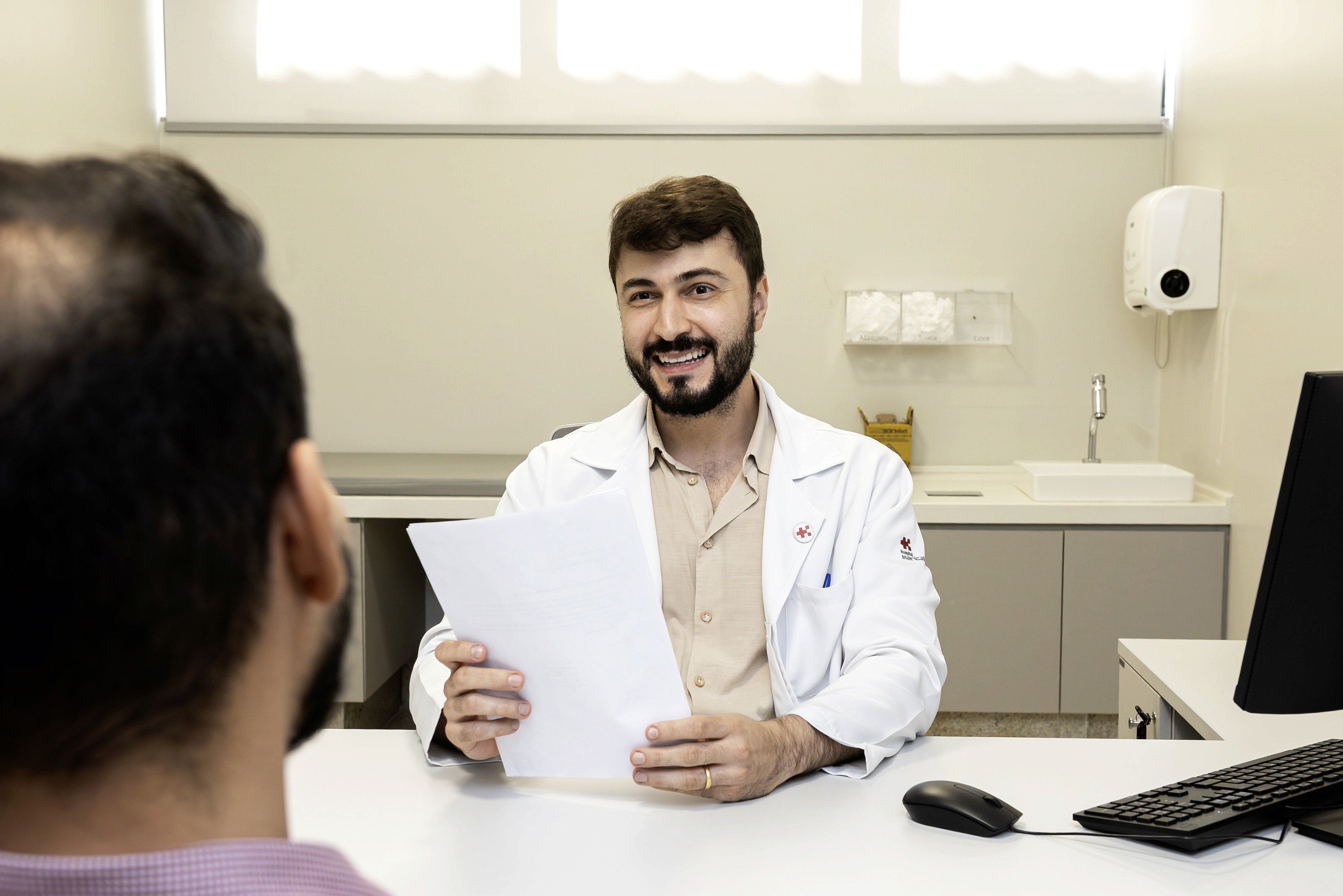 Medico-explicando-consulta-nefrologica-especializada