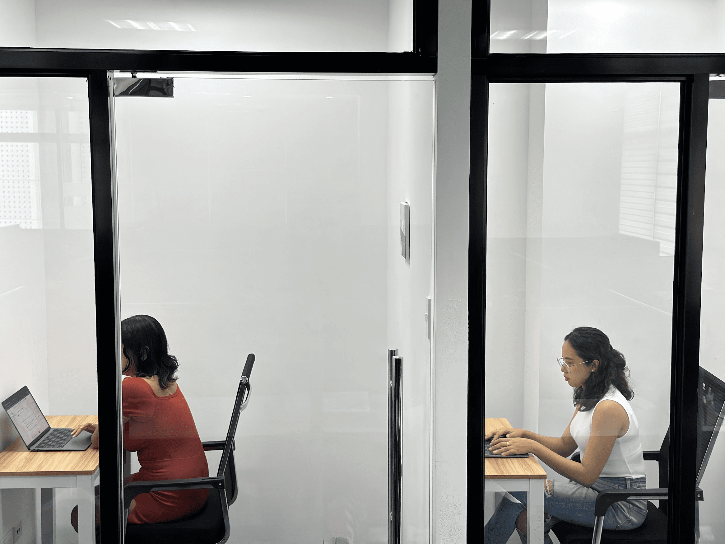 people working in call room