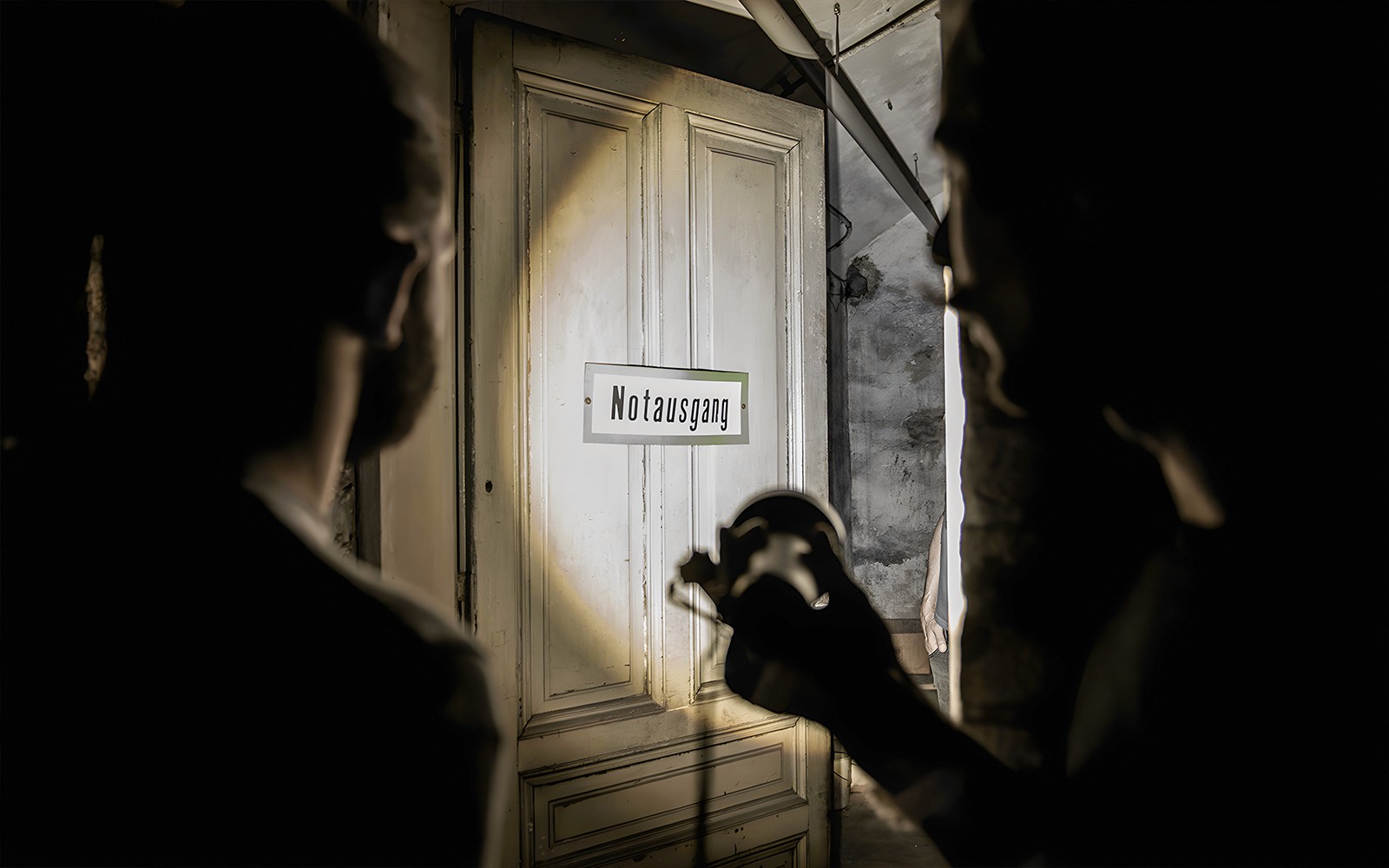 微弱燈光的酒窖裡掛著「淨出口」的標誌，帶領歷史藥房酒窖的導覽。