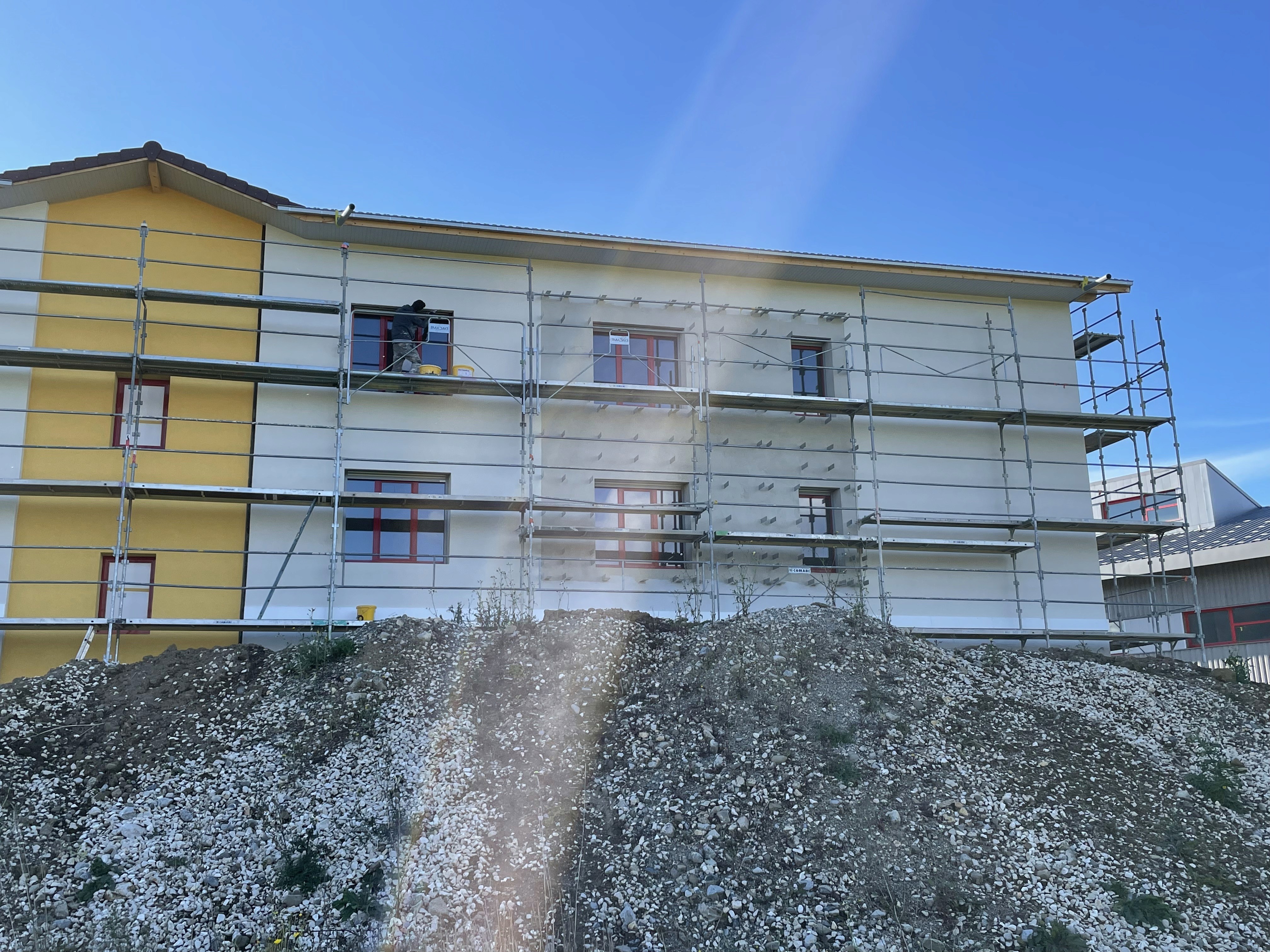 Isolation extérieure et finitions de façade en cours sur un bâtiment collectif à Annecy