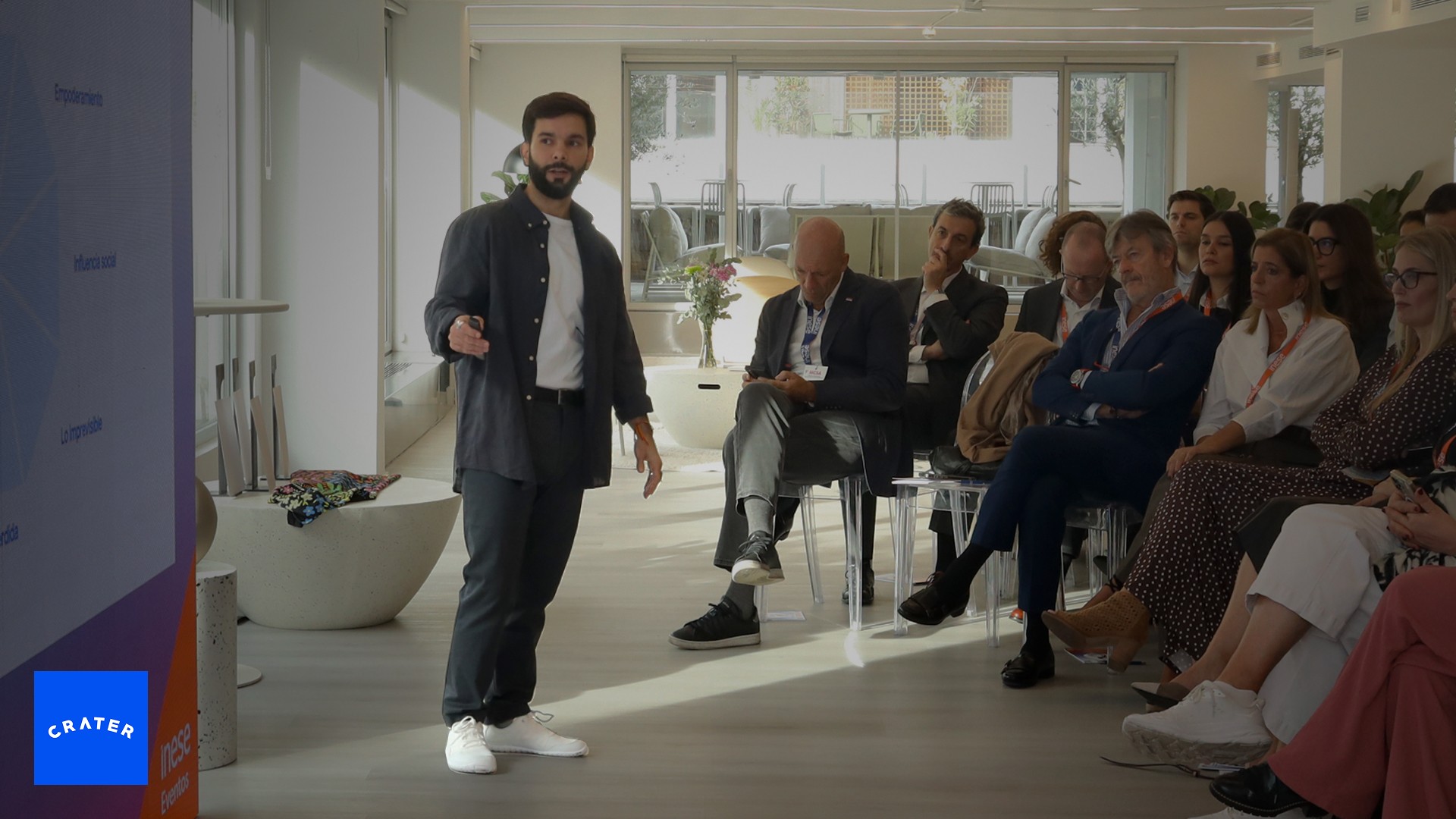 Dos colegas revisan gráficos y datos relacionados con el análisis de estrategias de marketing competitivas. En la imagen se observan documentos con gráficos de crecimiento y un ambiente de trabajo colaborativo, lo que refleja el proceso de evaluación y planificación para mejorar la competitividad en el sector marketing.
