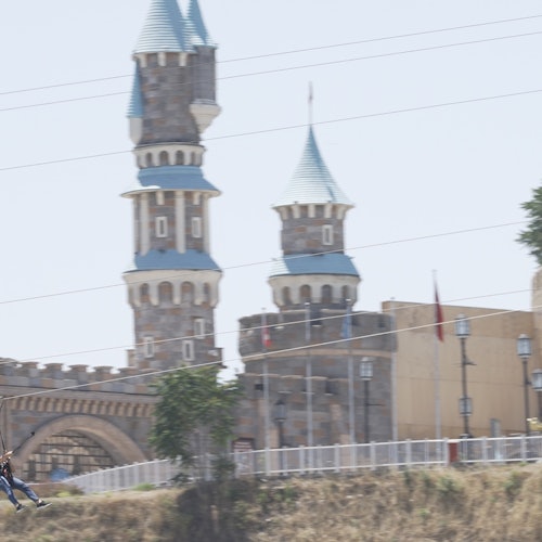 رحلات الزيبلاين متوفرة في فيالاند، عاصمة الترفيه، بأطول خط في المدينة.