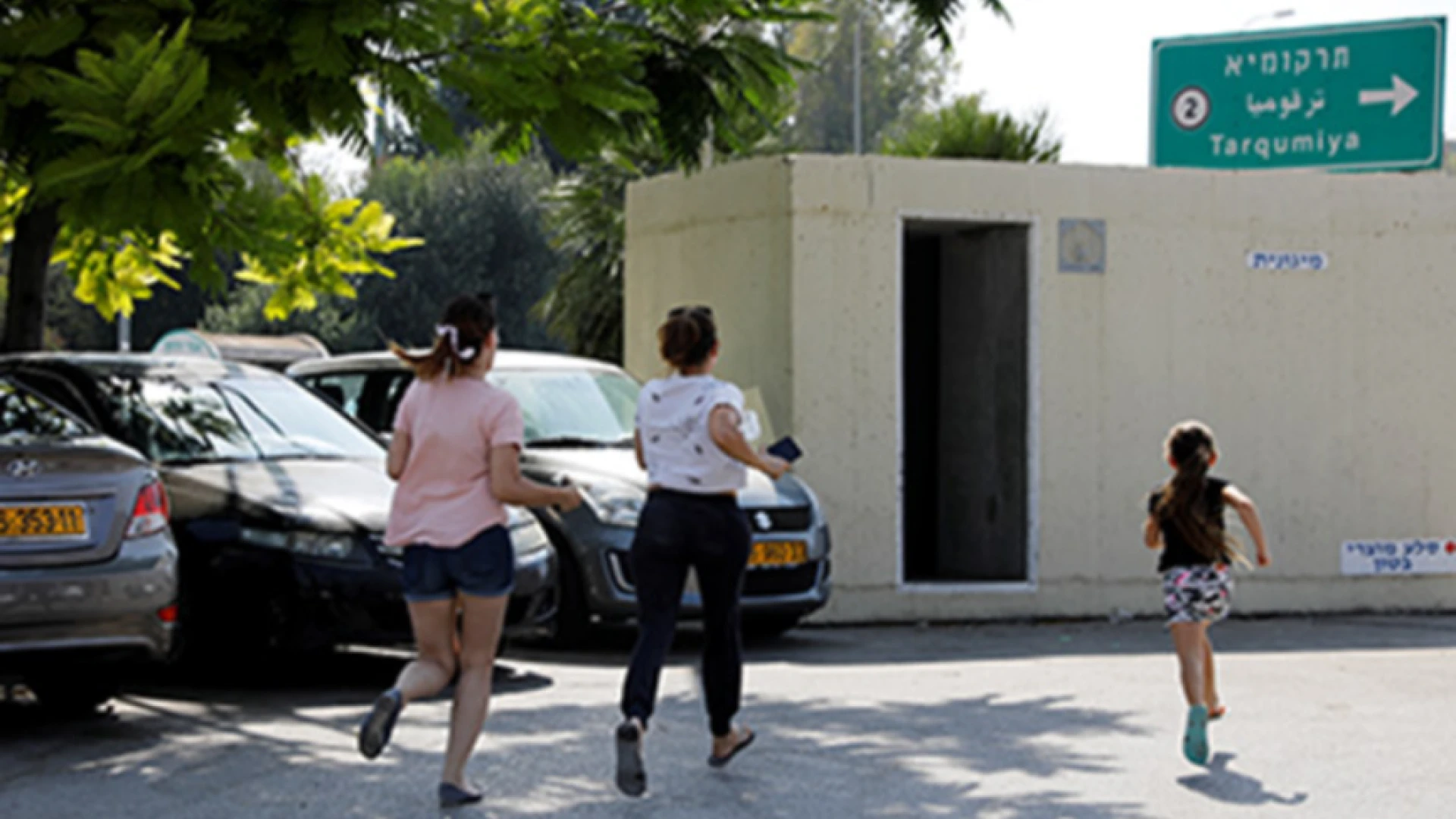 Osoby biegnące do schronu