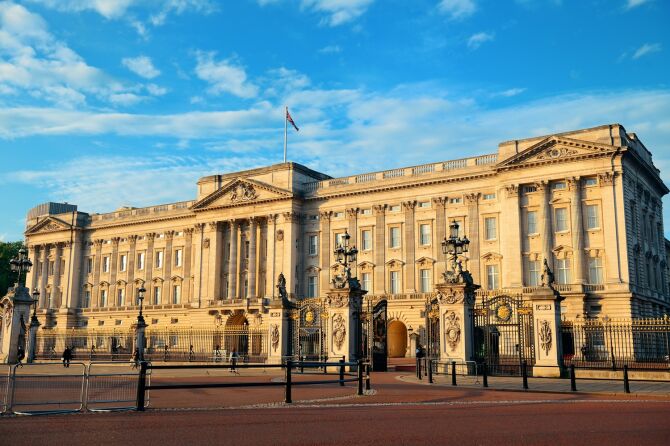 Walk around Buckingham Palace