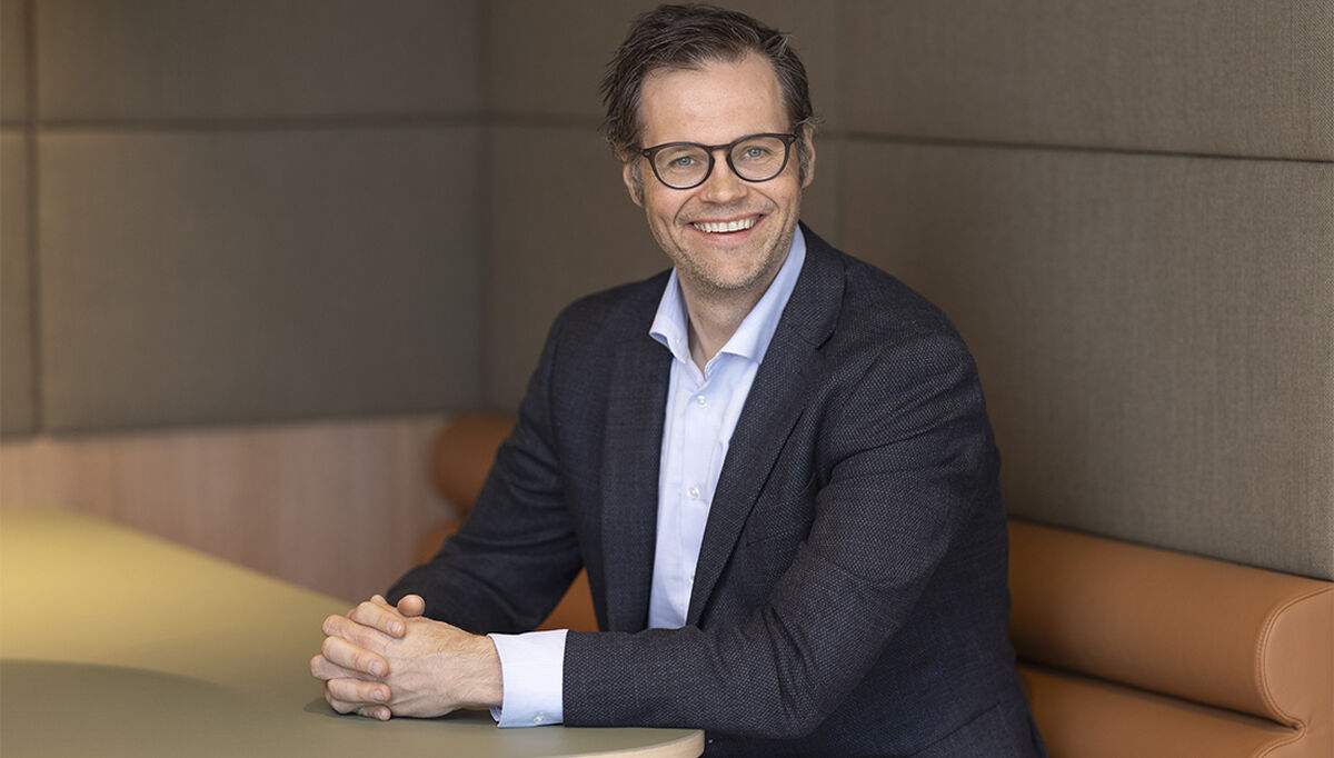 Adm. dir. VVS Norge Kristian reistadbakken i blå skjorte og mørk dressjakke i sofa i Brynsengfaret 6