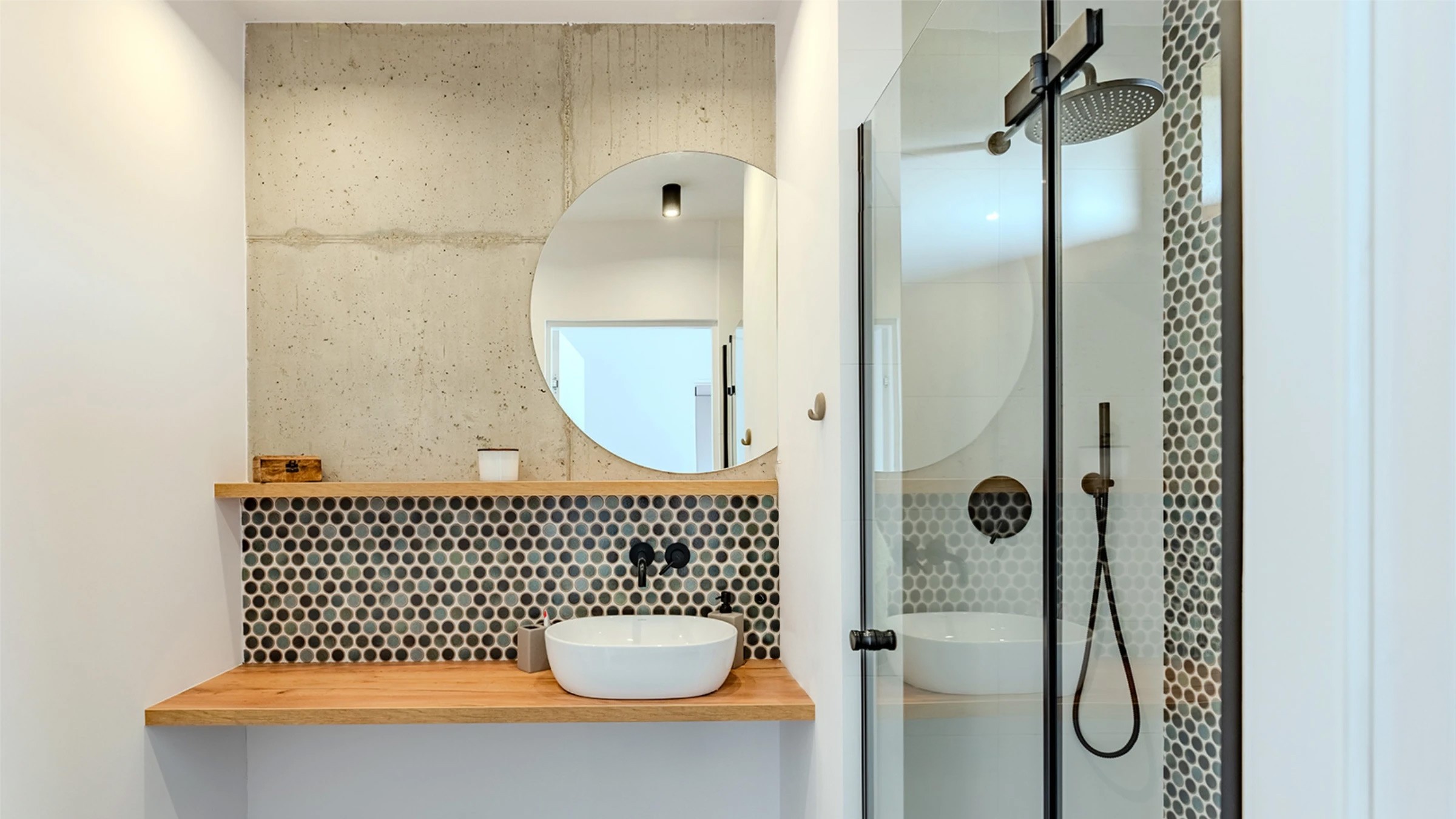 Jasne wnętrze nowoczesnej łazienki