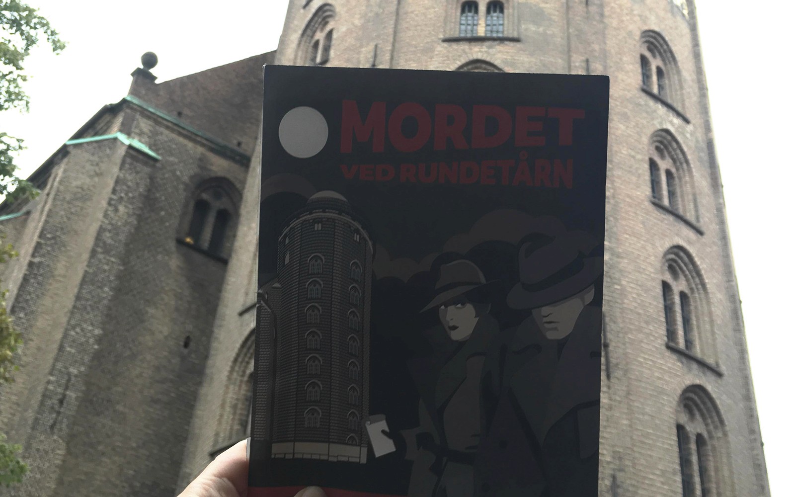 A perselyes rejtélyestély plakátja a Koppenhágai Kerek Torony előtt.