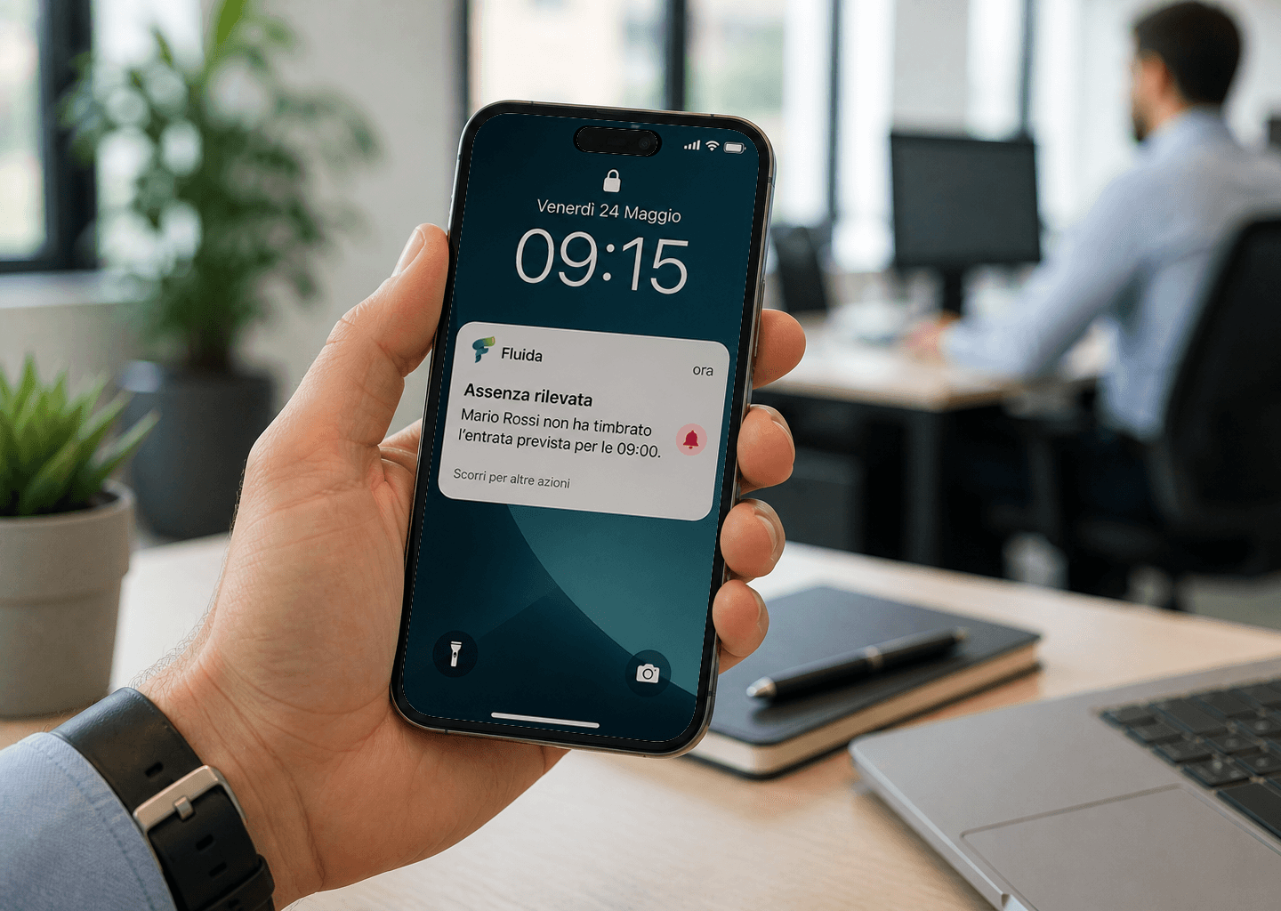 Primo piano di uno smartphone che mostra una notifica push dell'app Fluida: "Assenza rilevata - Il dipendente non ha timbrato l'entrata prevista". L'immagine evidenzia come la tecnologia permetta all'ufficio HR di ricevere avvisi automatici immediati, eliminando i controlli manuali e garantendo la conformità nella gestione delle presenze.