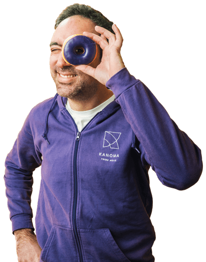 homme qui regarde dans le trou d'un donut en souriant