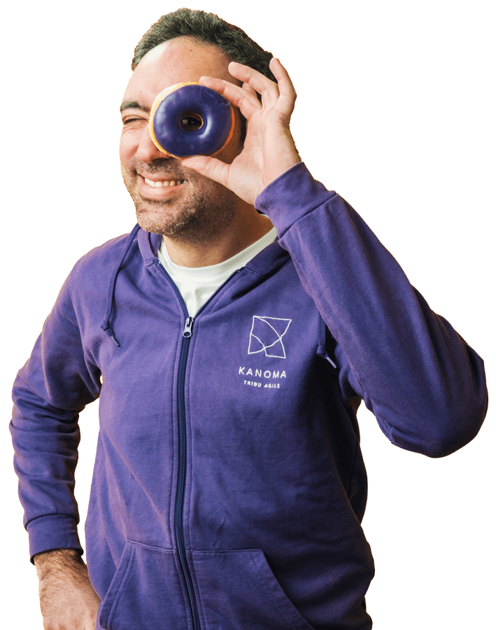 homme qui regarde dans le trou d'un donut en souriant