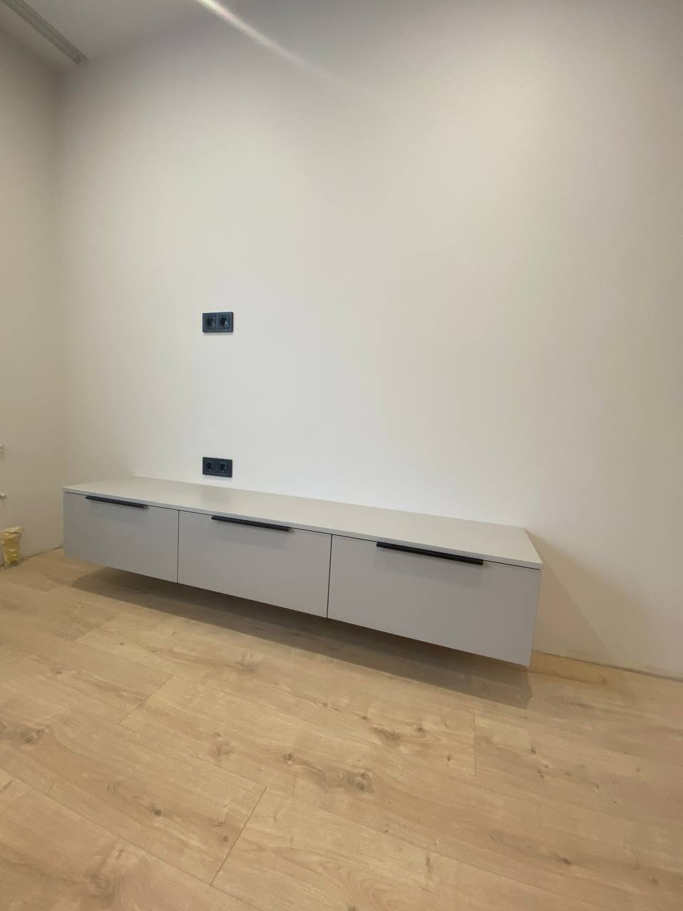 Сучасна підвісна тумба під телевізор у мінімалістичному стилі