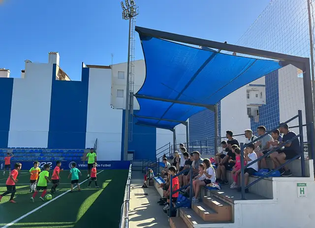 cancha de futbol con velas de sombra azul