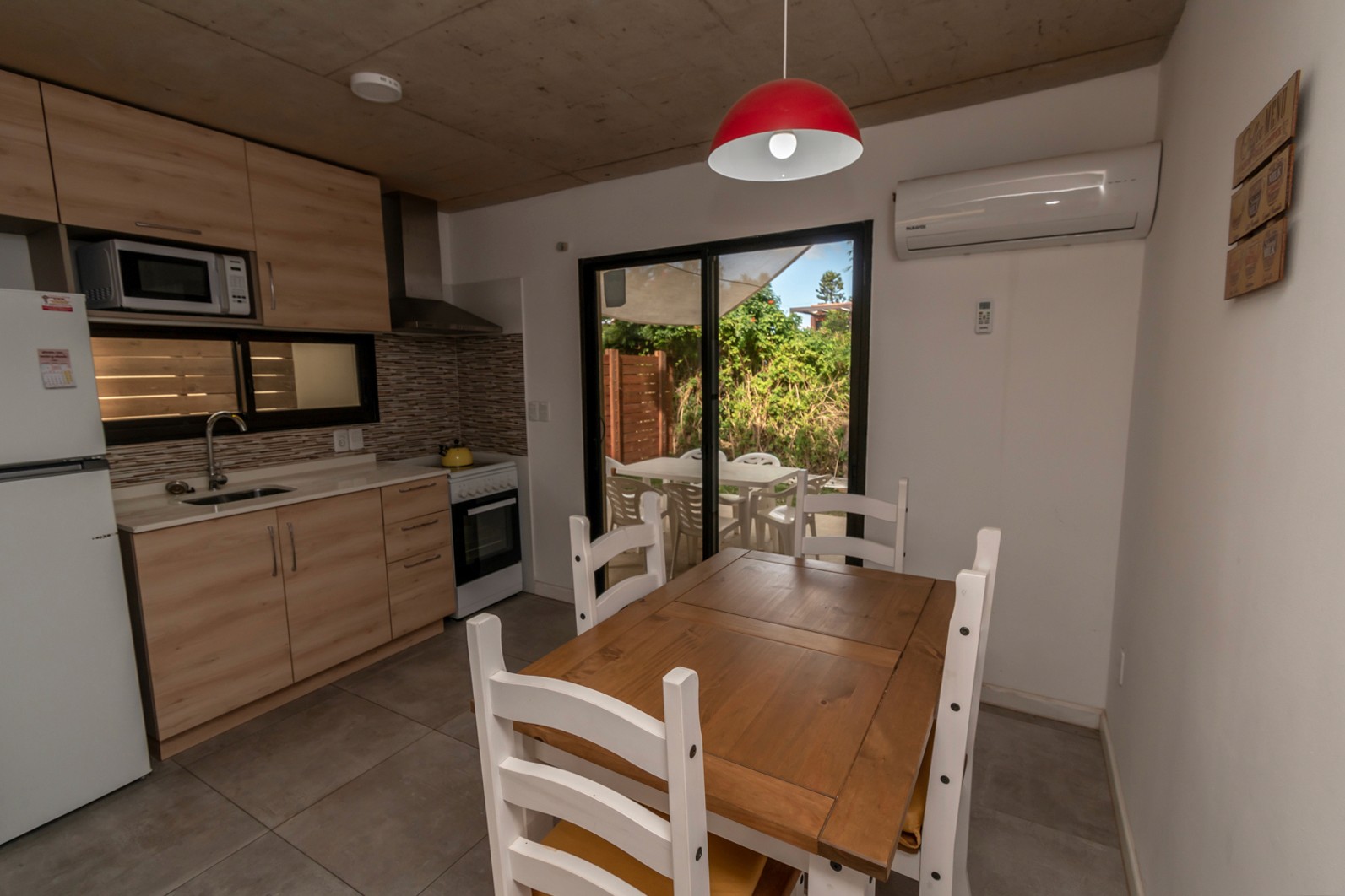 Cocina de Casa Gaviotas equipada con electrodomésticos - espacio luminoso y práctico para cocinar.