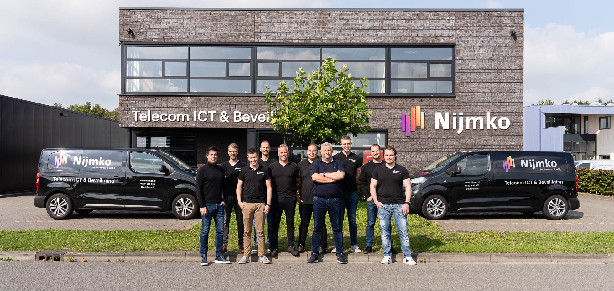 Nijmko hoofdkantoor met het team ervoor