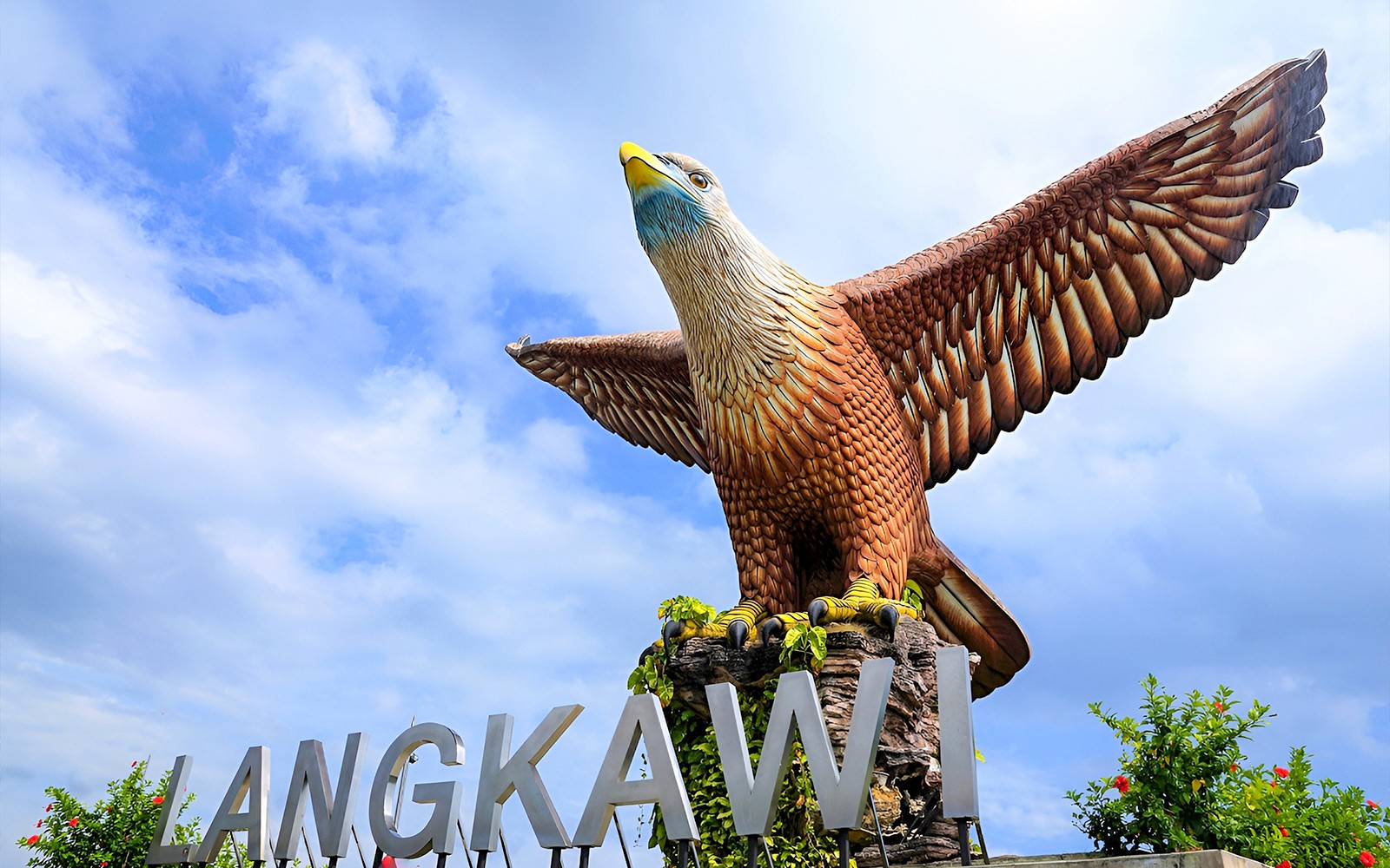 蓝天背景下的兰卡威鹰广场雕像。