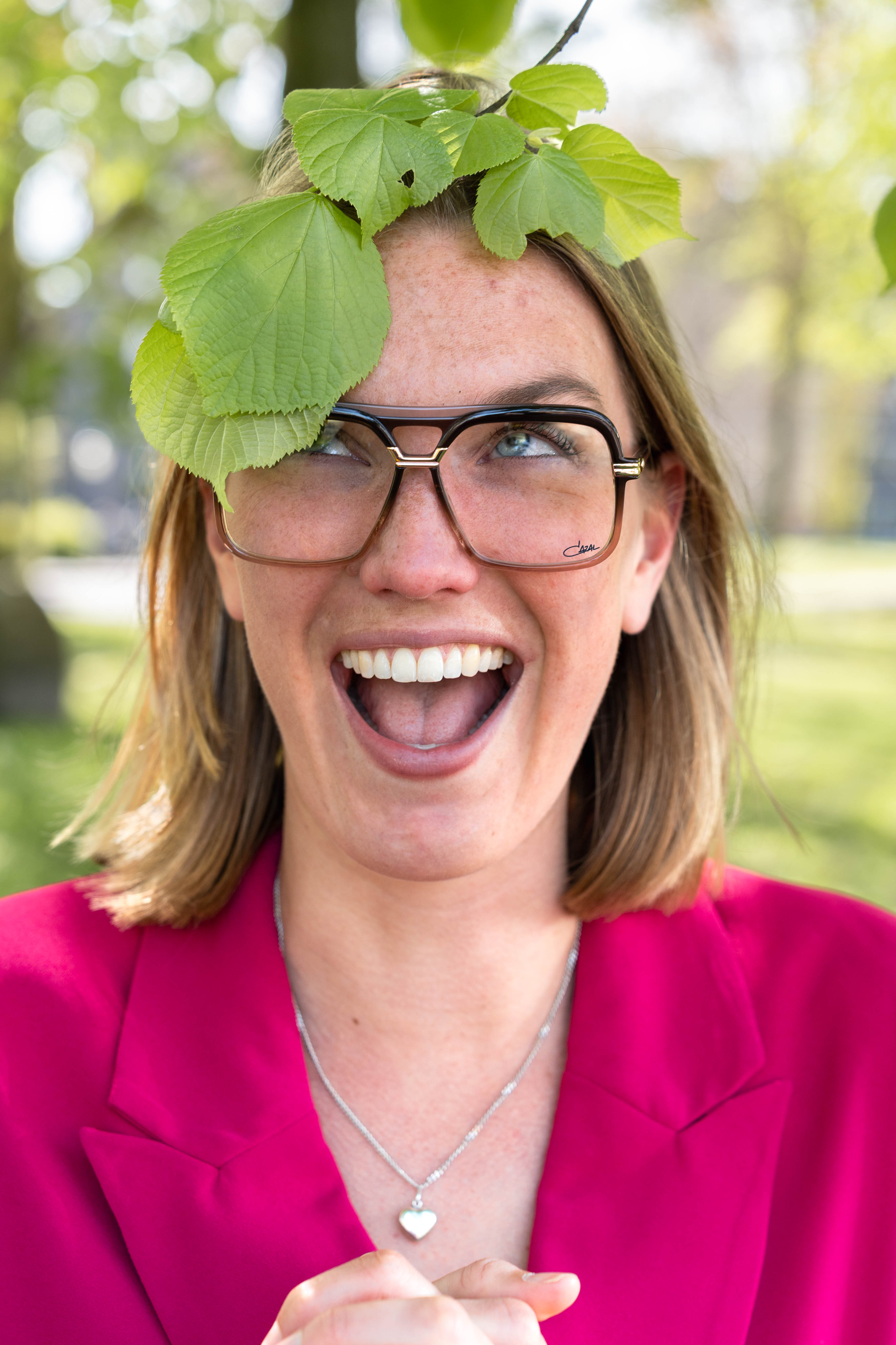lachende vrouw met cazal bril