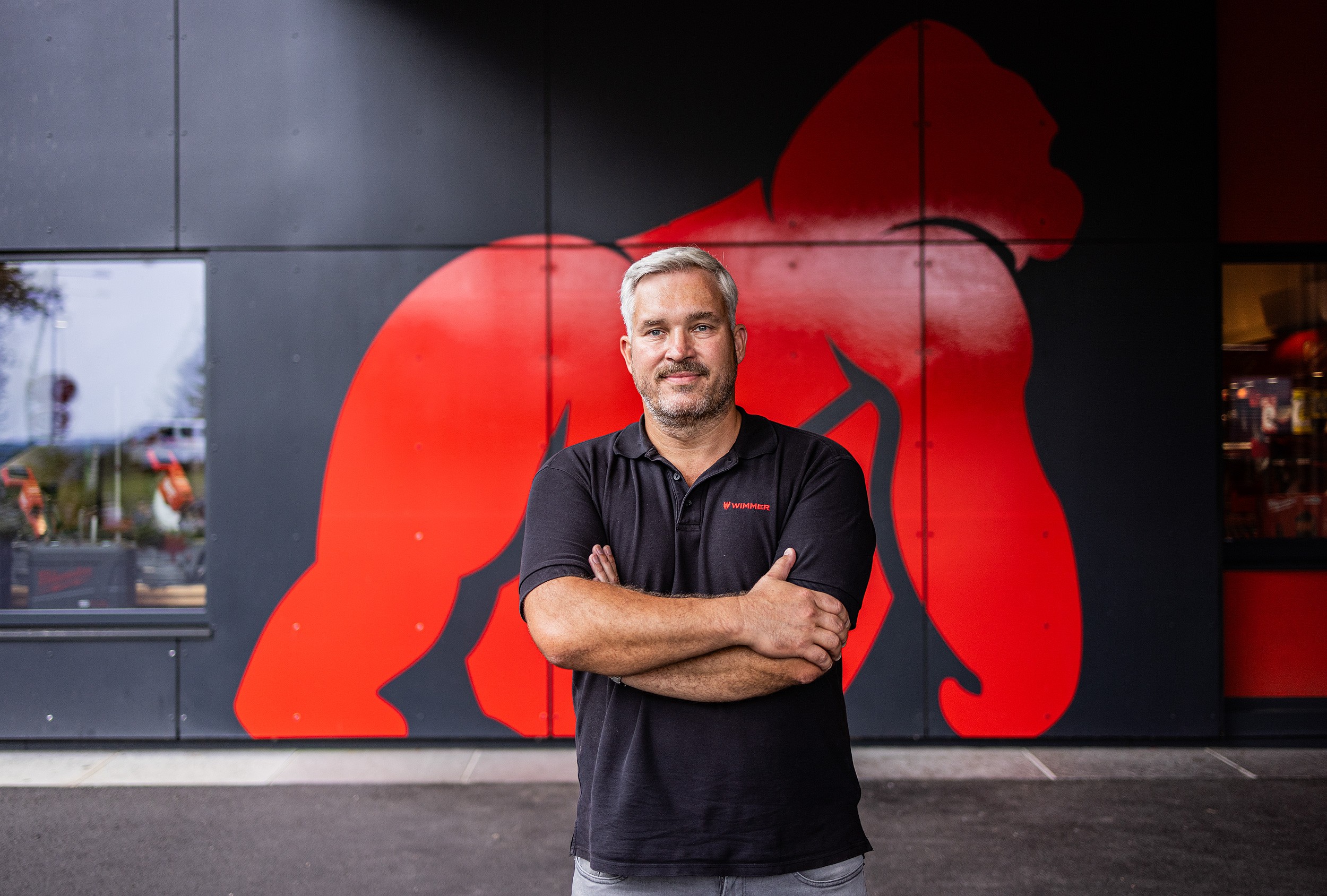 Stefan Wimmer vor einem Gorilla