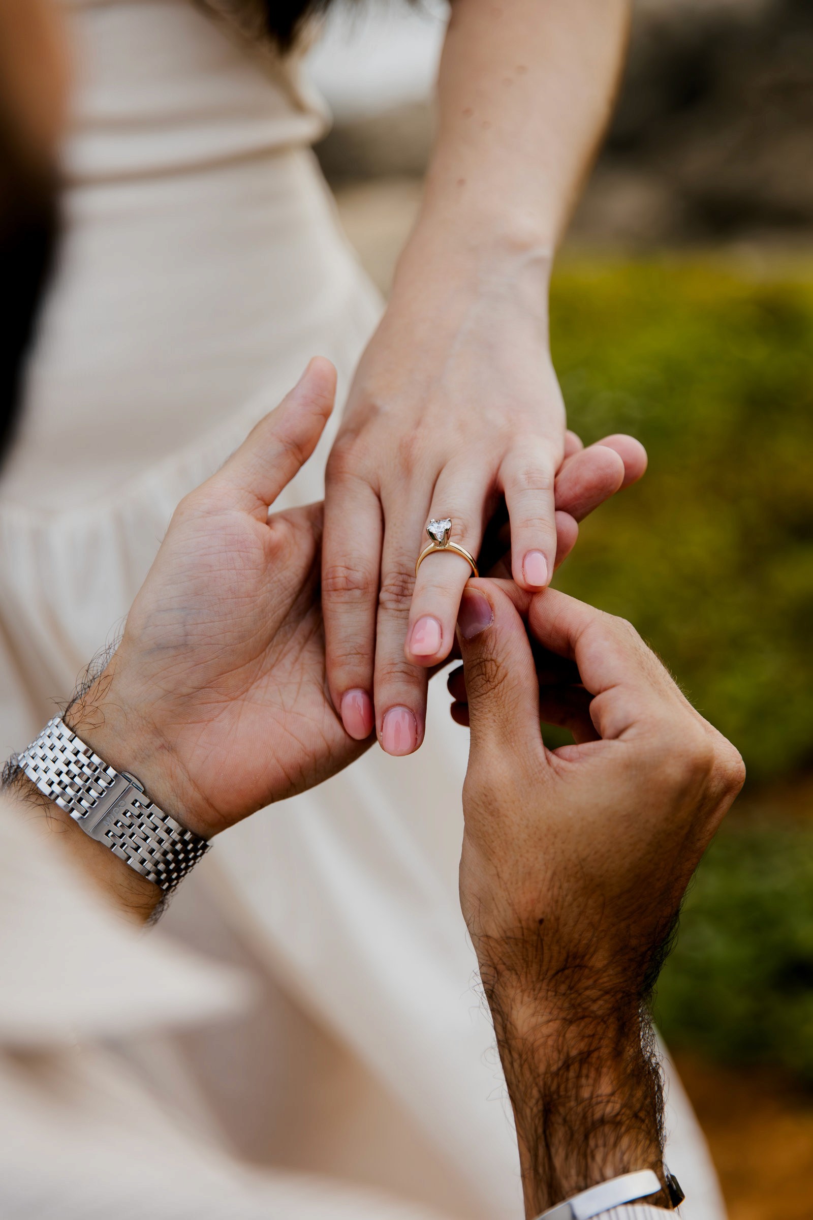Fotografía de compromiso en escenario natural frente al océano