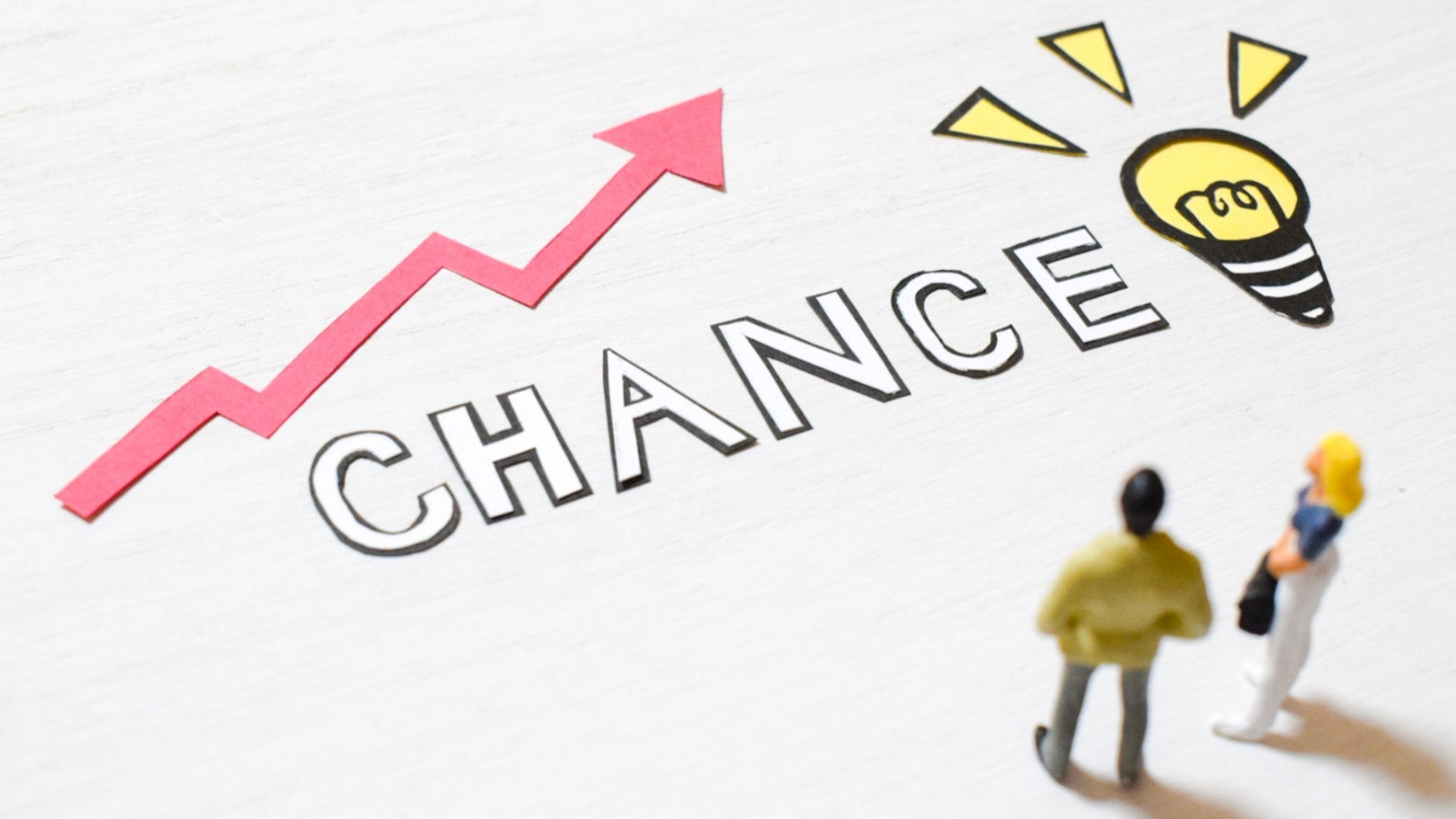 チャンスの文字を見つめるミニチュア人形