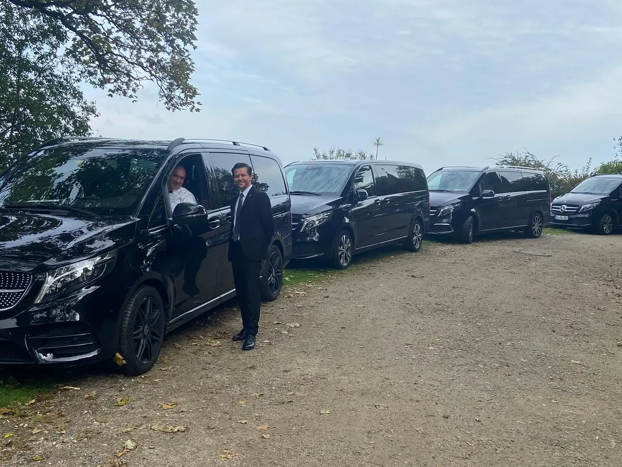 Chauffeur von Limousine & Shuttle Service Frankfurt vor der eigenen Mercedes-Benz V-Klasse Flotte