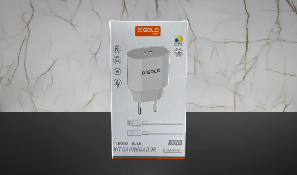 Kit carregador α'GOLD PRO CA31-2 30W TURBO com adaptador e cabos Lightning/Type-C, indicação PD 30W e 6.1A