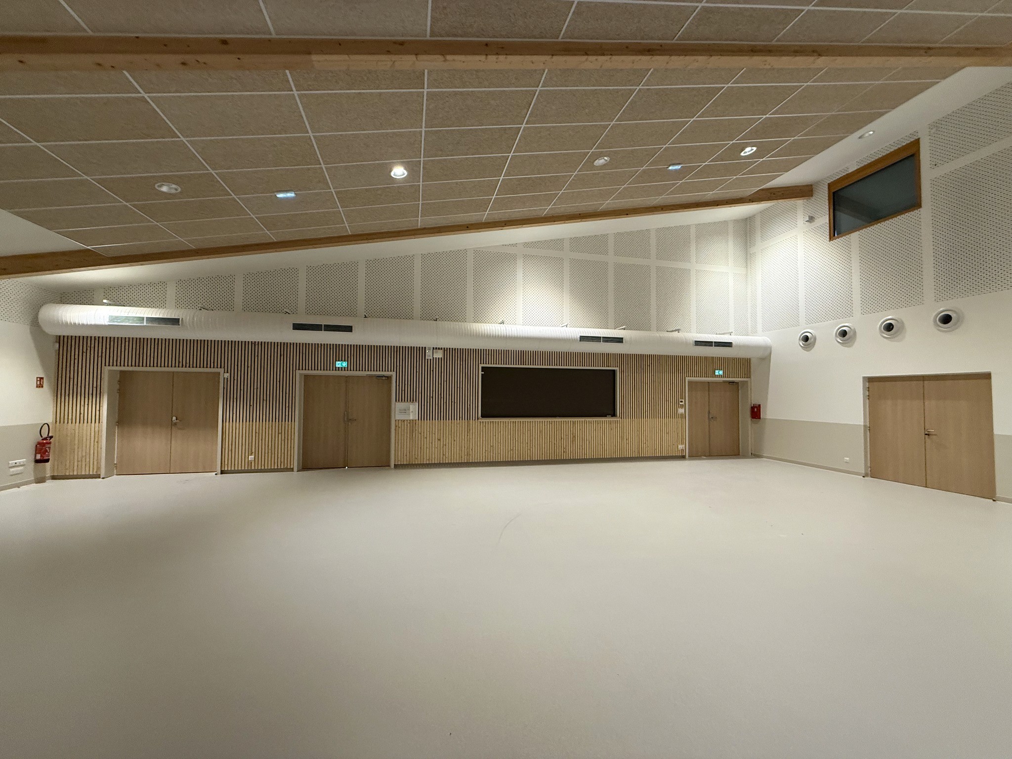 Installation HVAC dans bureaux modernes open-space