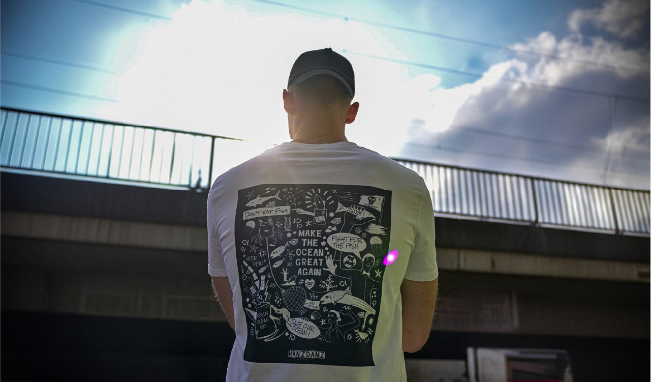 Rückenprint zum Thema Meeresschutz auf einem T-Shirt