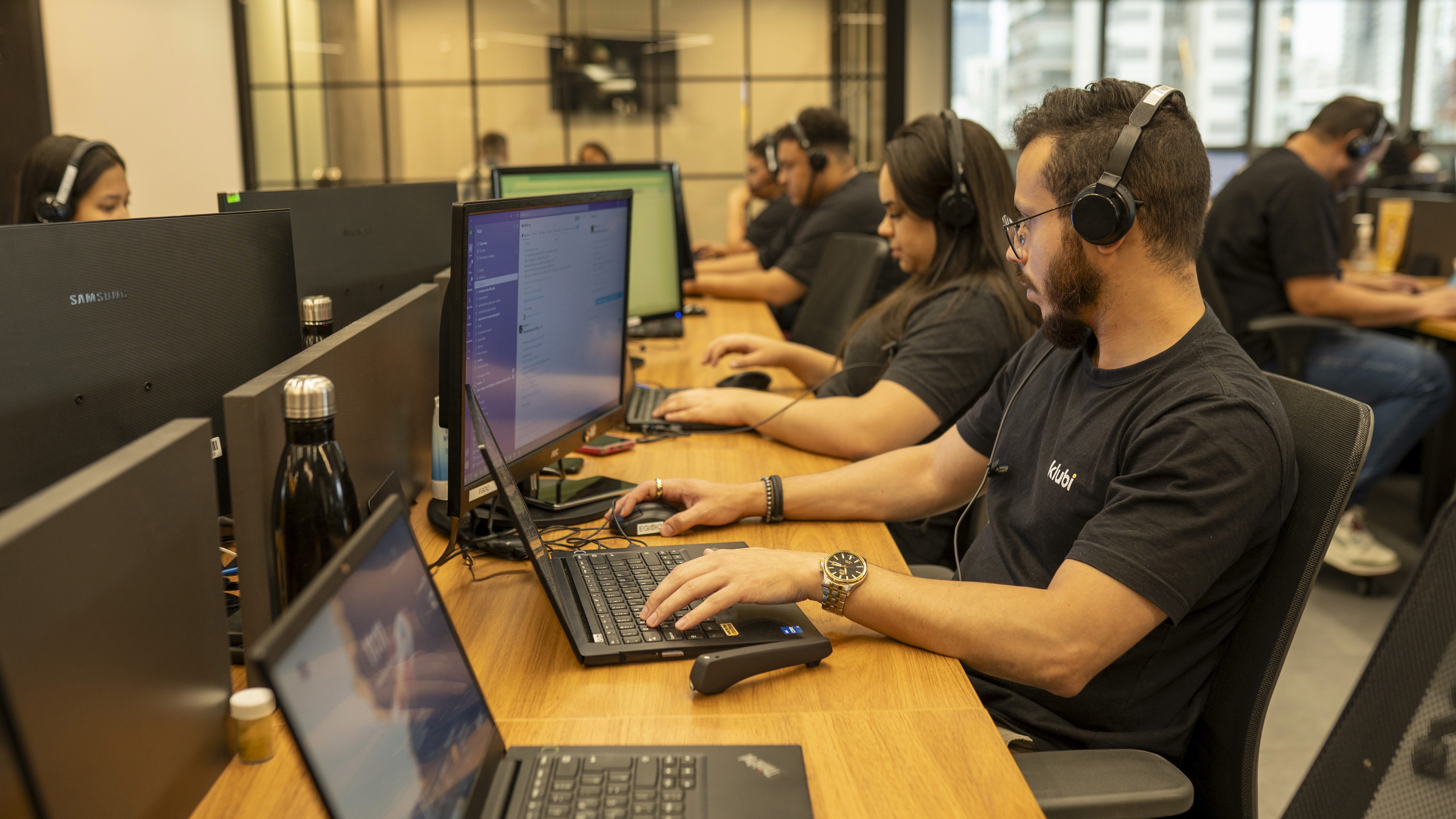Equipe Klubi, administradora de consórcio autorizada pelo Banco Central, realizando atendimento e suporte aos membros.