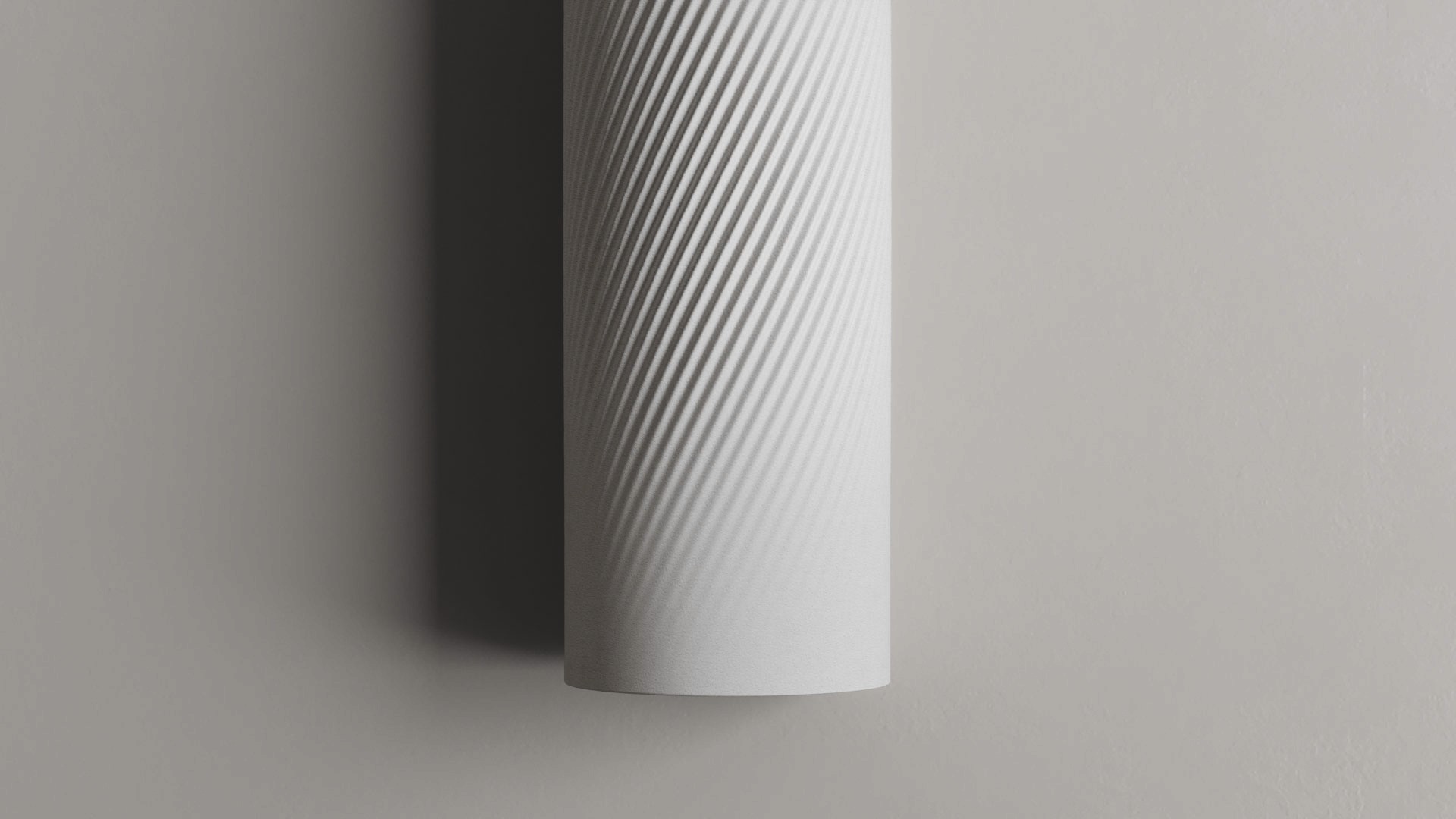 Una sedia in legno verniciata di azzurro-verde chiaro sostiene una borsa di tela bianca contenente un bouquet di fiori secchi gialli e marroni. Lo sfondo è una parete con carta da parati a trama sottile e lucida, di colore grigio chiaro o argento.