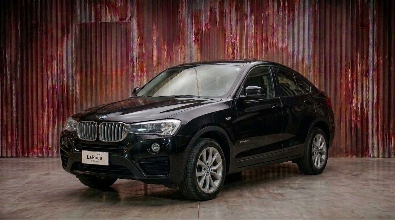 SUV bianco parcheggiato in strada